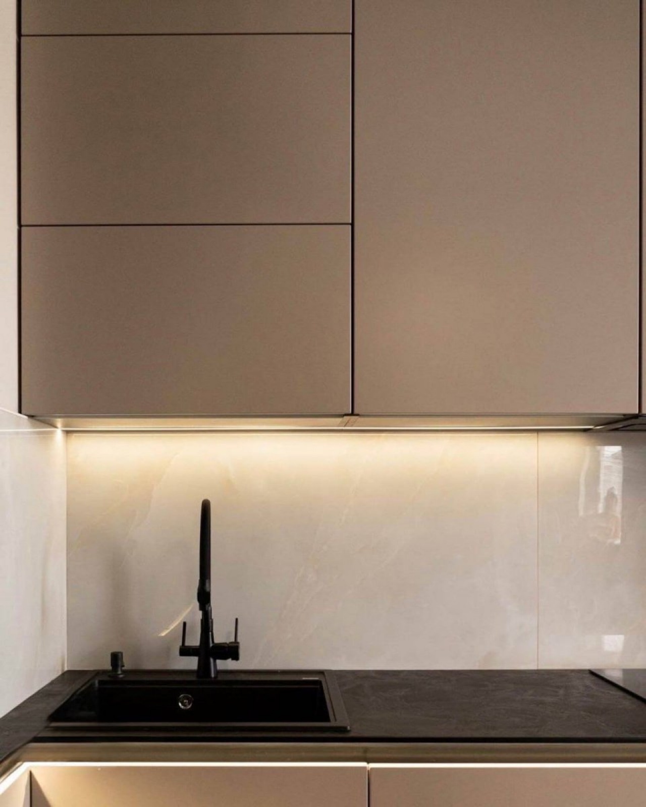 Угловая кухня с фасадами из МДФ в эмали