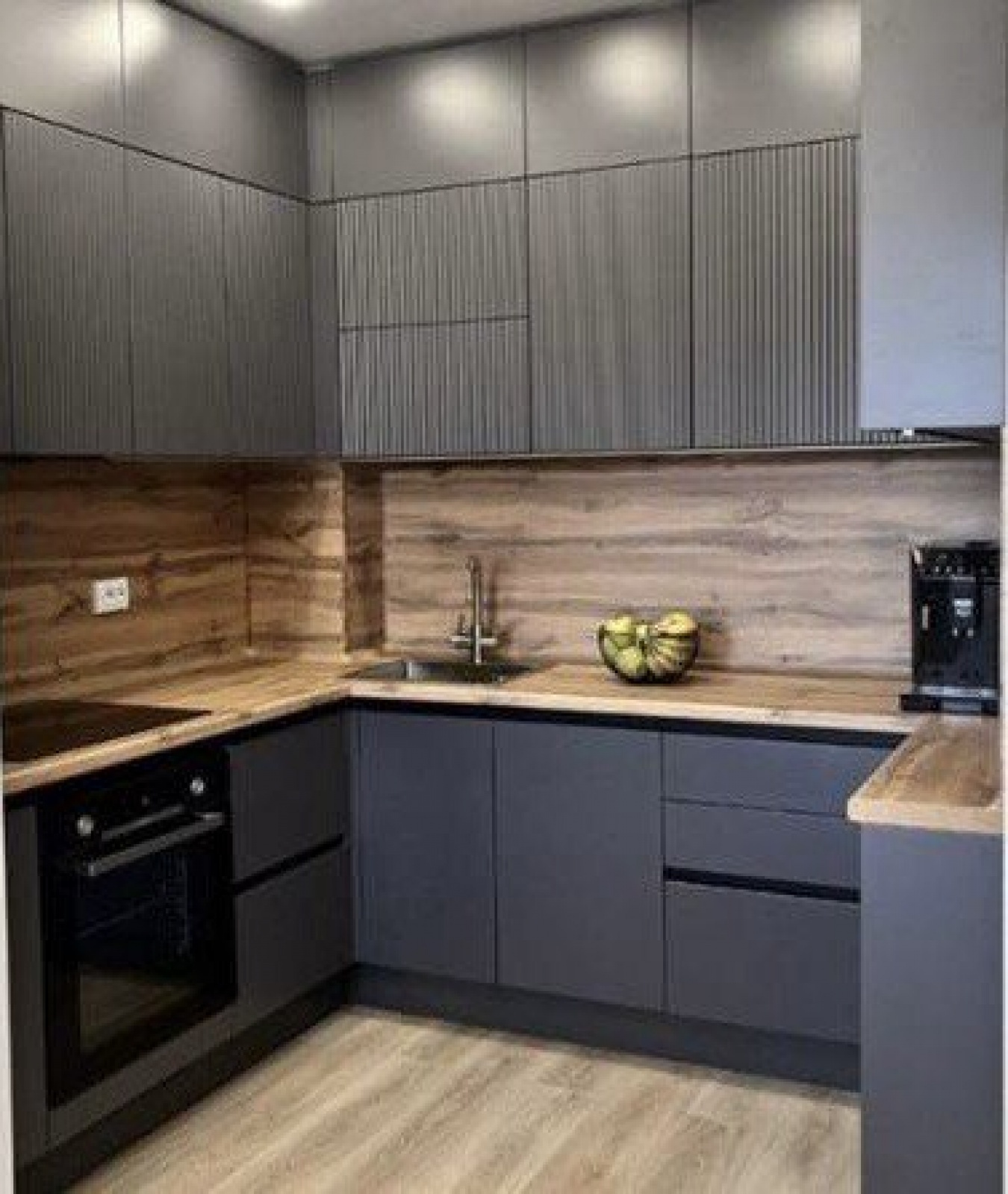 Антрацитовая минималистичная кухня с фрезеровкой и профилем Gola — реализовано в Новых Ватутинках