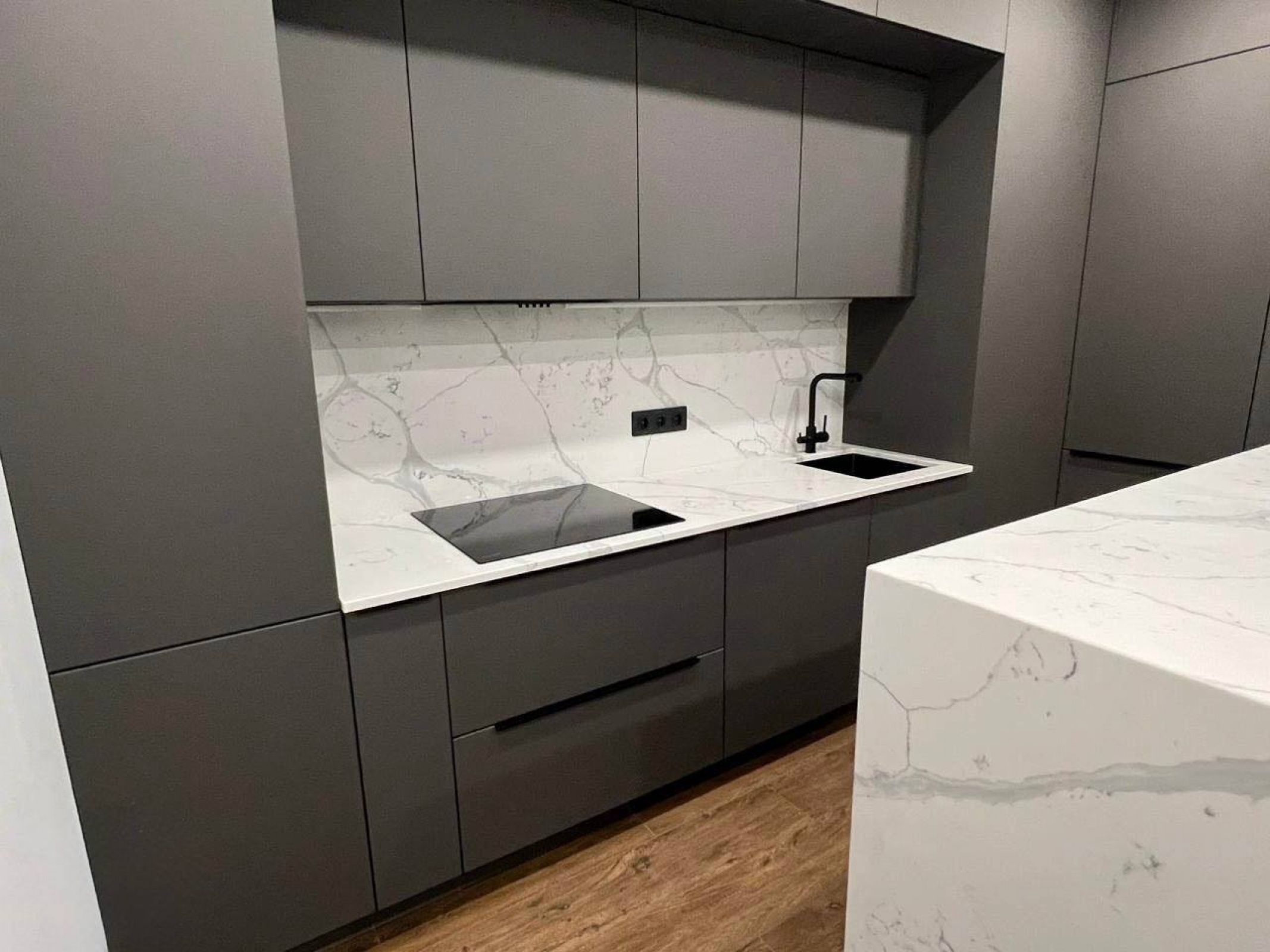 Современная кухня с фасадами из шпона и столешницей из кварцевого агломерата Calacata