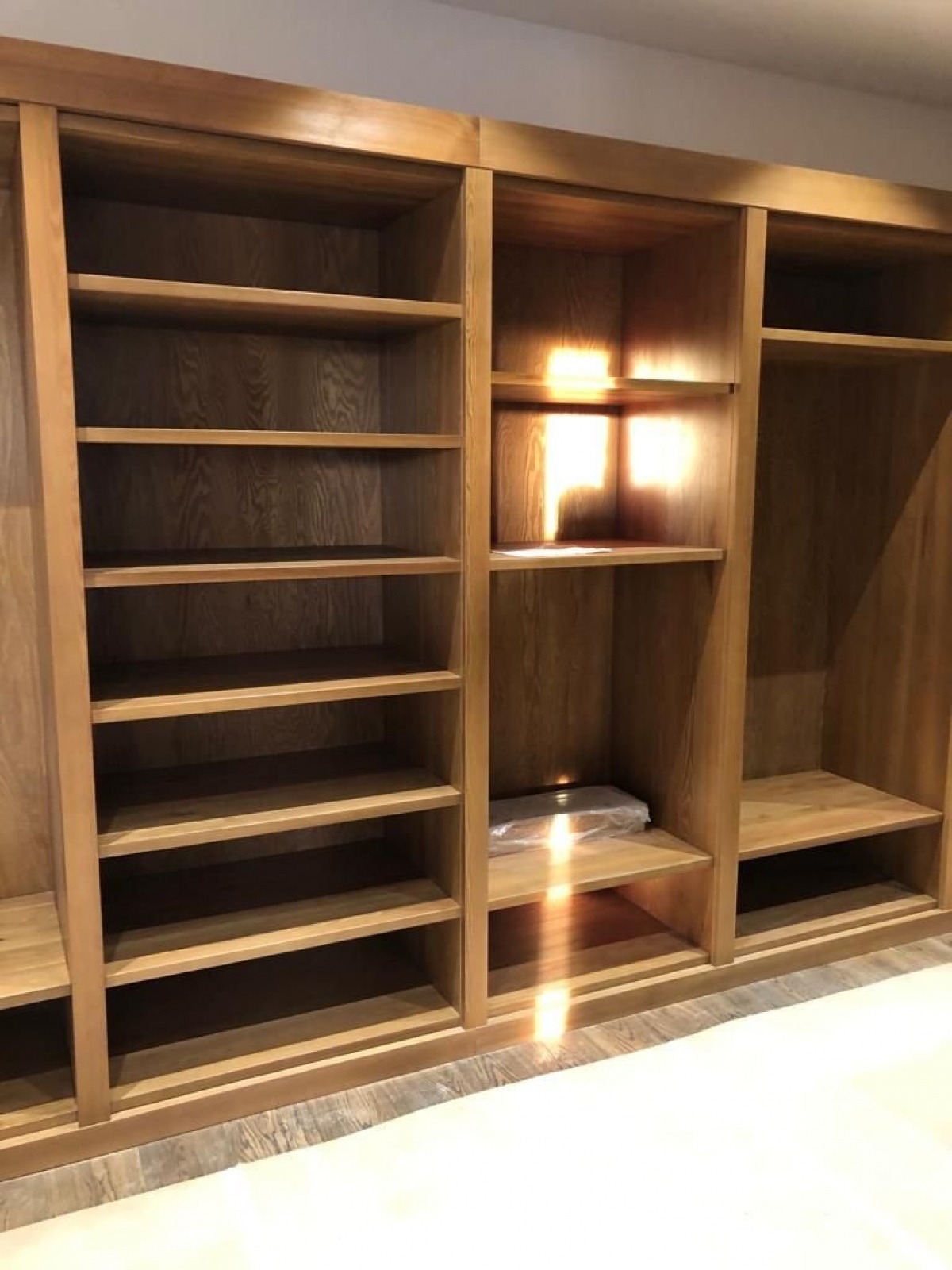 Гардеробная комната из натурального дерева на заказ