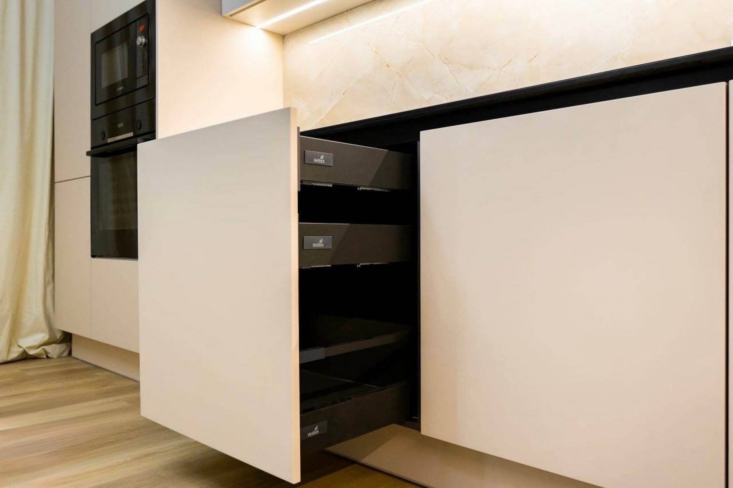 Угловая кухня с фасадами из МДФ в эмали и ручками Gola