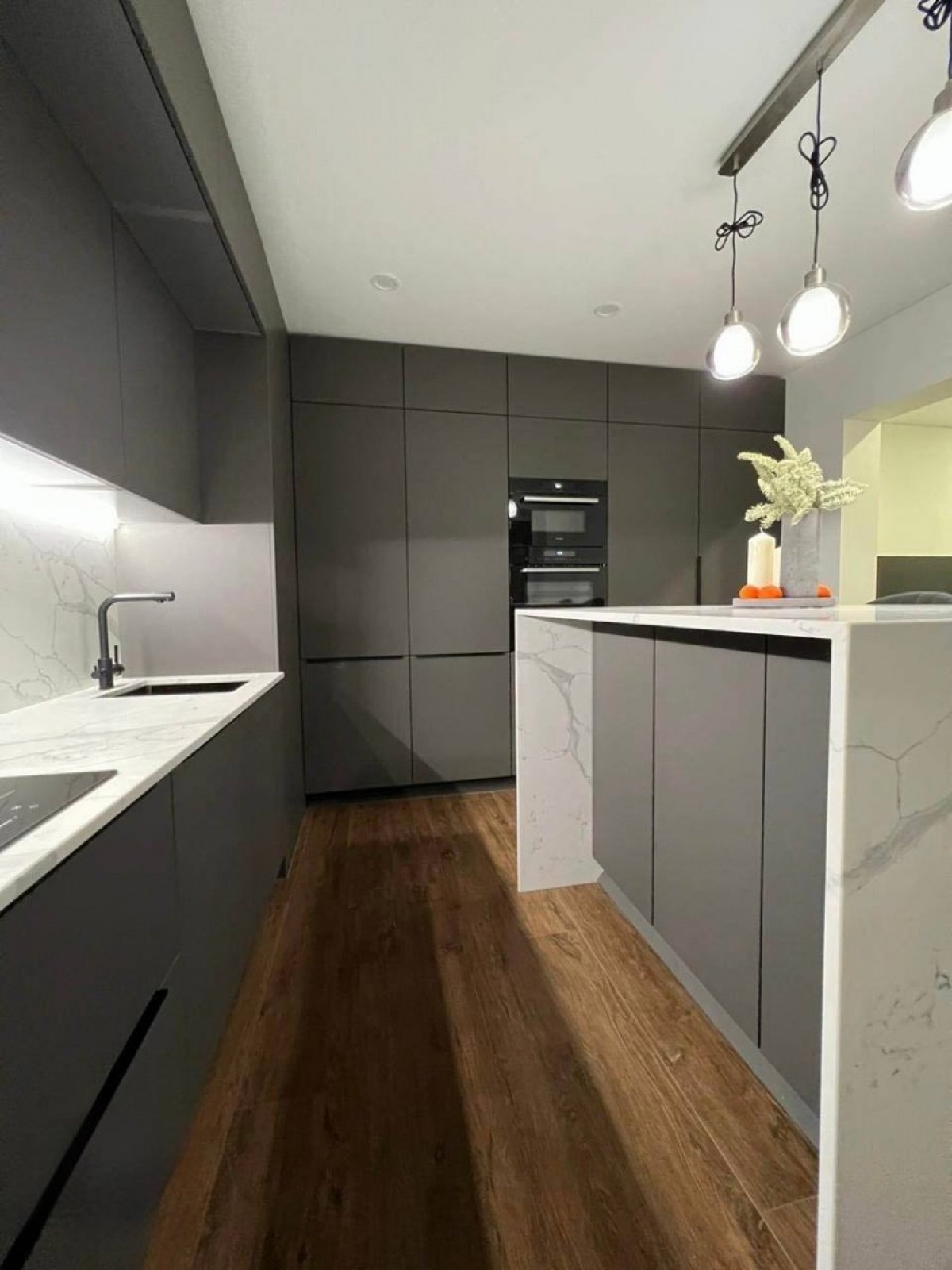 Современная кухня с фасадами из шпона и столешницей из кварцевого агломерата Calacata