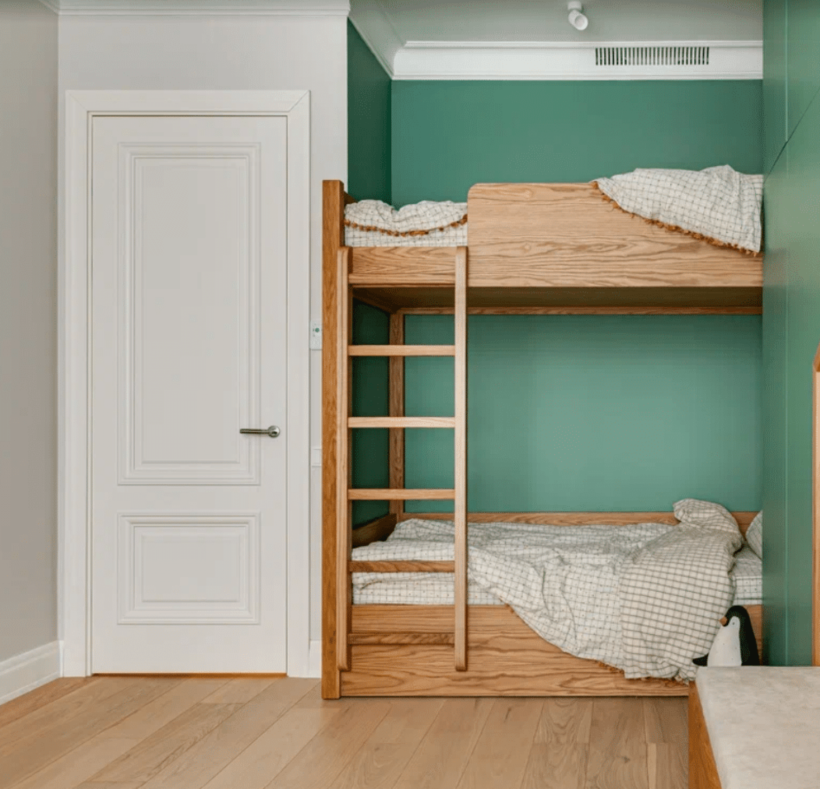 Двухъярусная деревянная кровать для детской комнаты