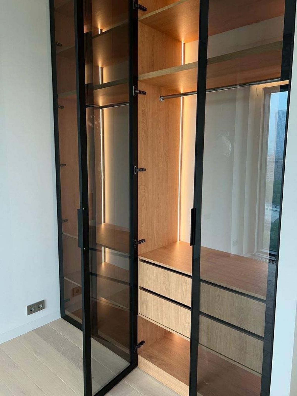 Современная гардеробная с LED-подсветкой и стеклянными фасадами на заказ