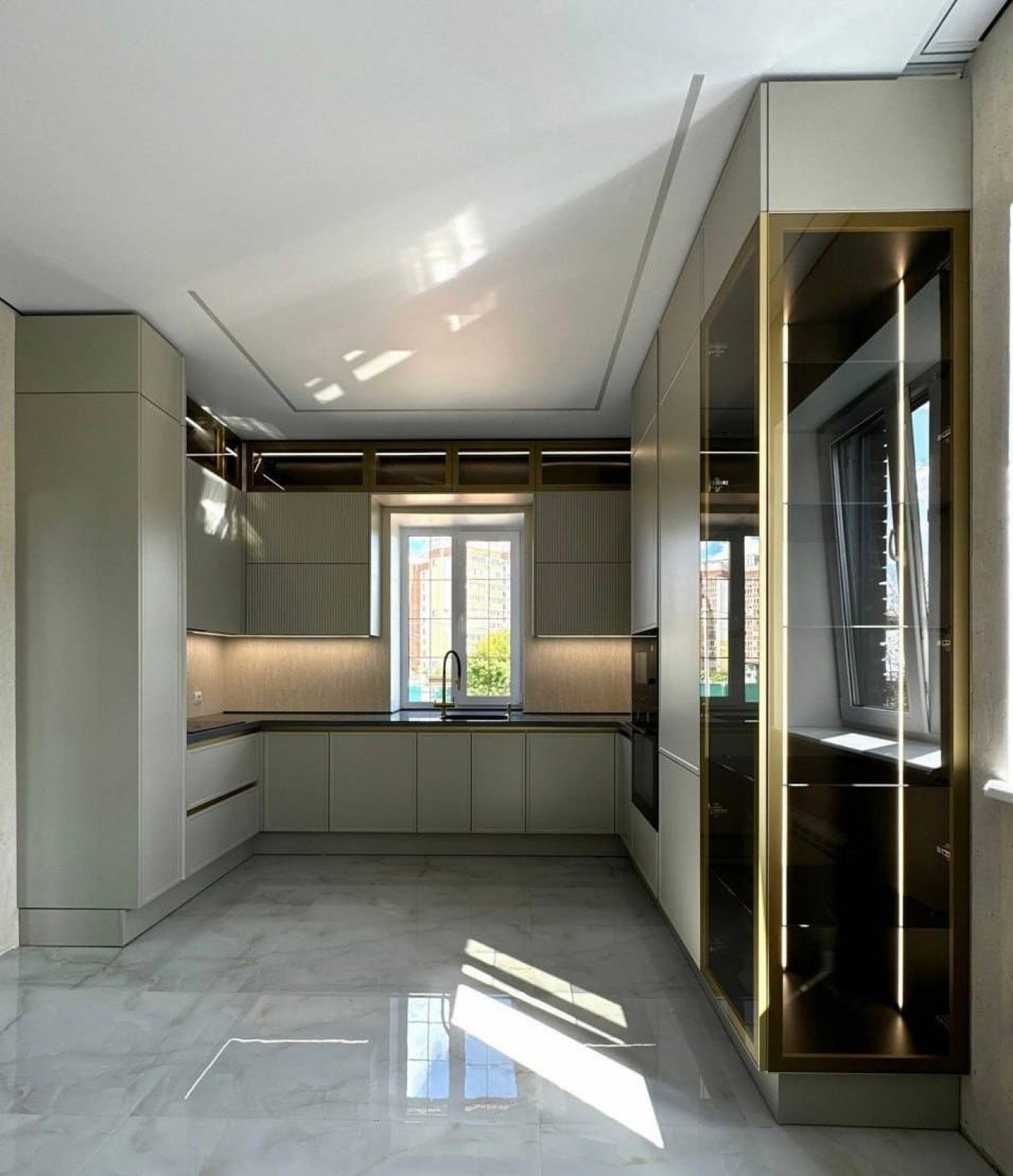 Современная кухня с акриловой столешницей и фасадами в эмали