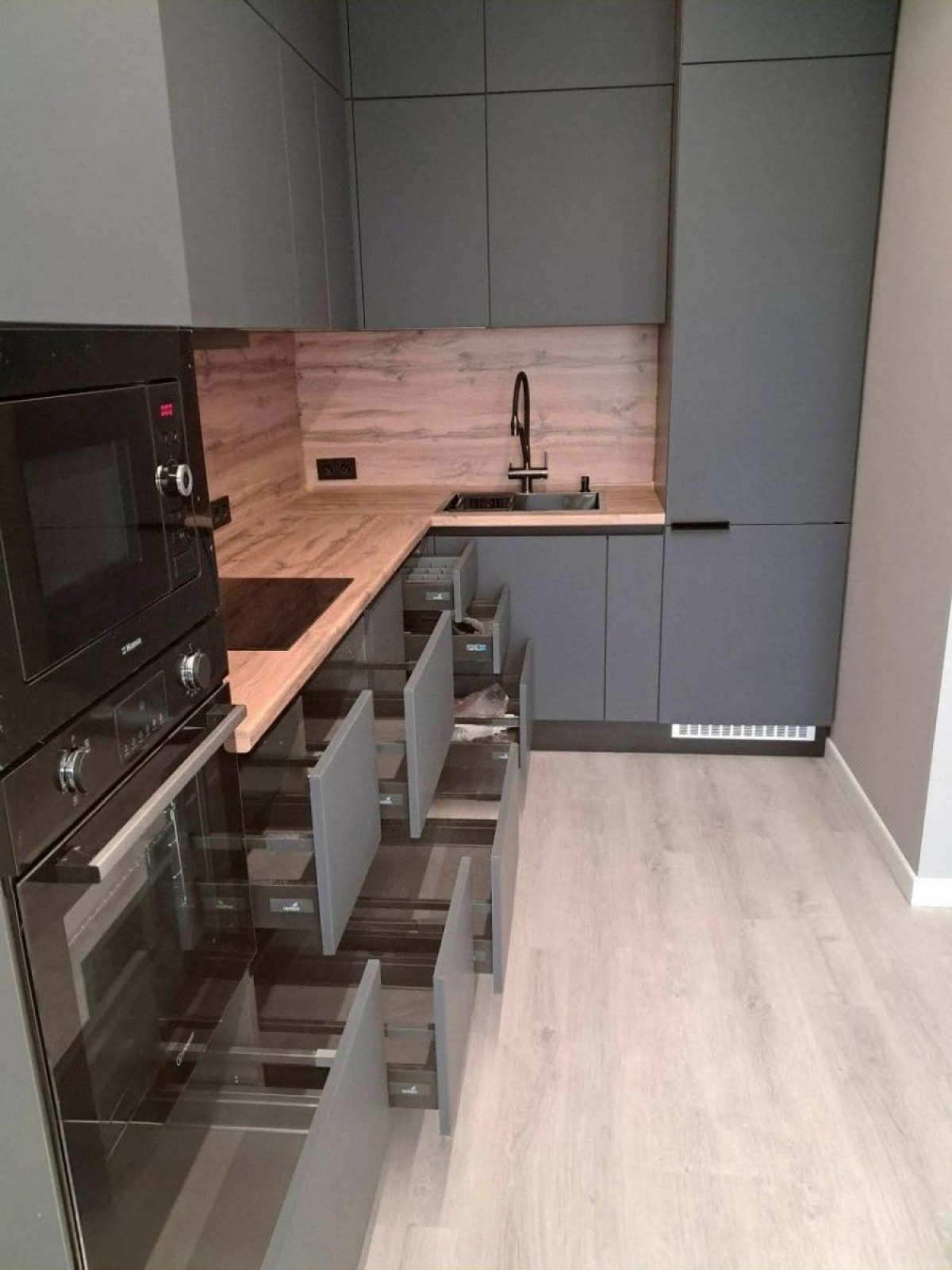 Современная угловая кухня с профилем Gola и матовыми фасадами в ПВХ пленке в Можайске