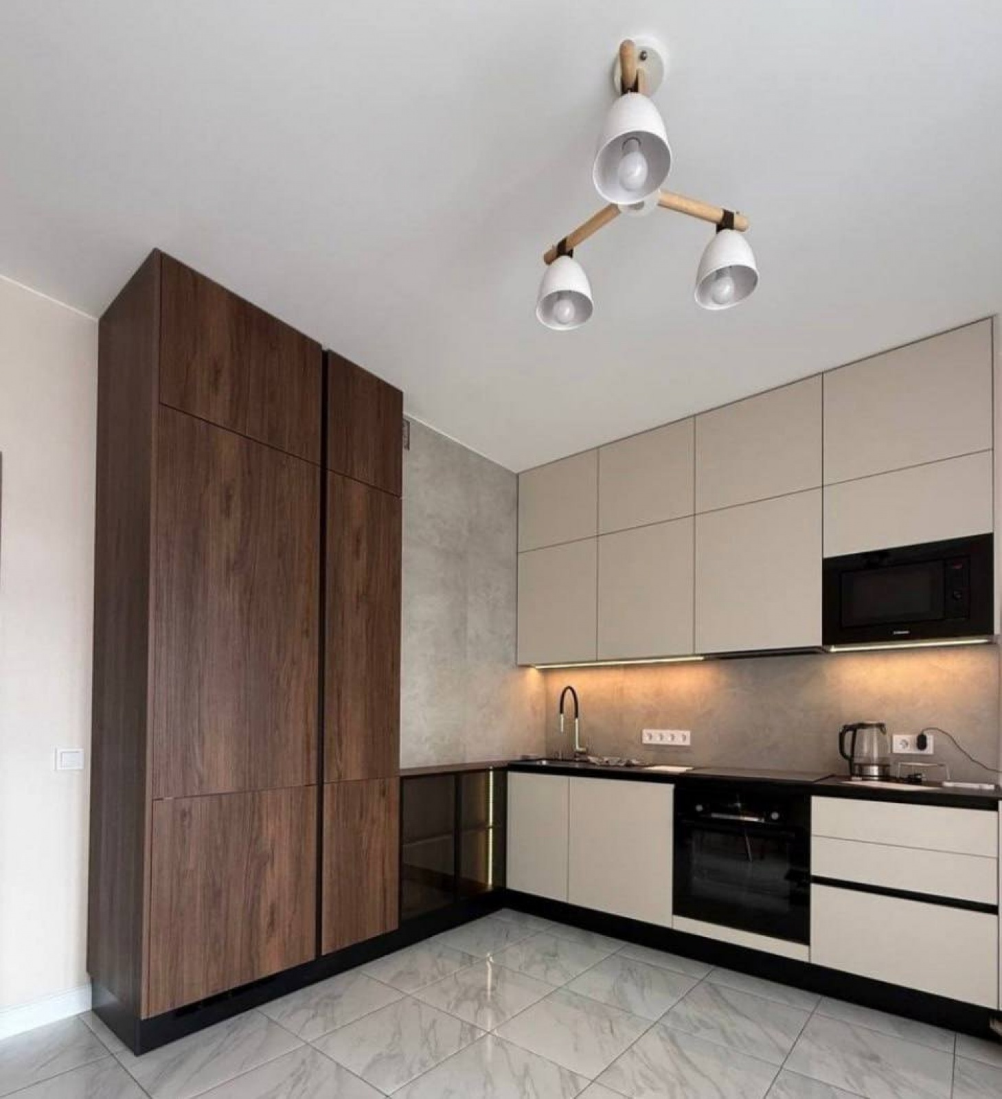 Кухня в городе Истра — тонированное стекло в алюминии, профиль Gola и мягкая подсветка