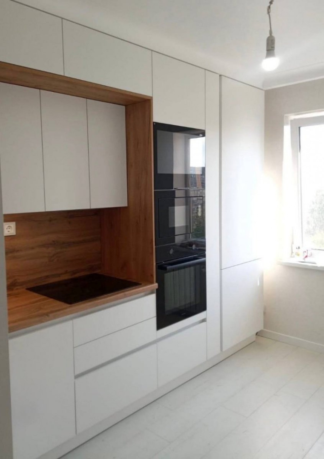 Белая акриловая кухня без ручек — профиль Gola, чёрные акценты и тёплое дерево в г. Москва