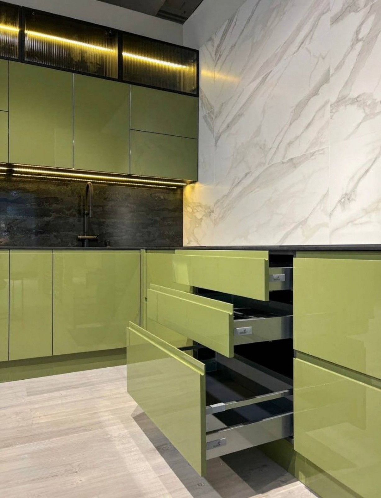 Угловая кухня 3000×3000×2596 мм — стекло + глянец RAL 6013, профиль Gola