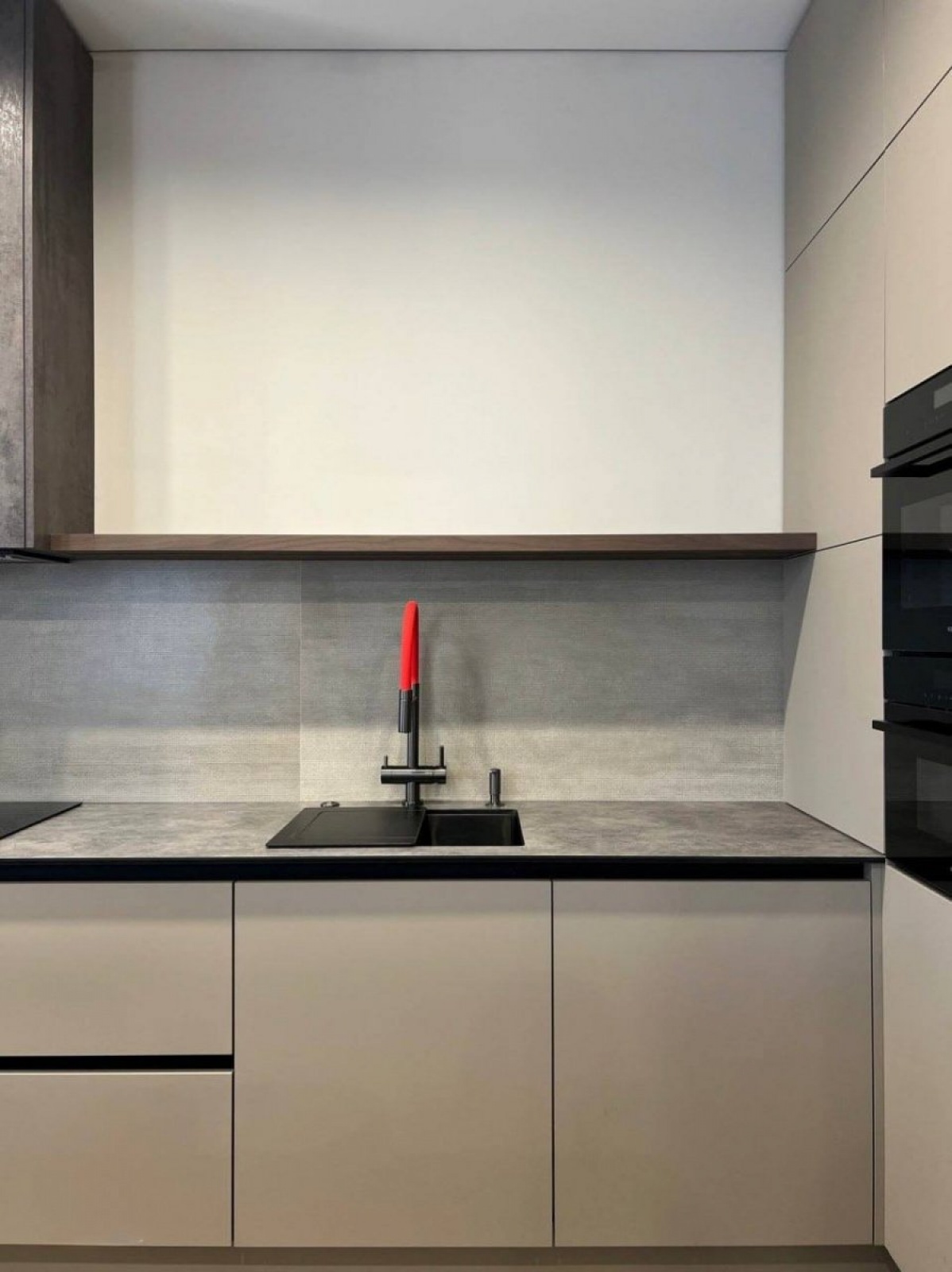 Премиальная кухня с фасадами из МДФ в эмали и акриловой столешницей