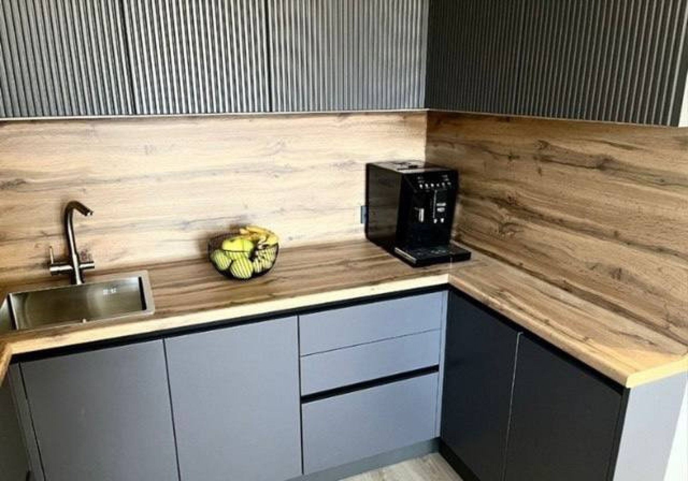 Антрацитовая минималистичная кухня с фрезеровкой и профилем Gola — реализовано в Новых Ватутинках