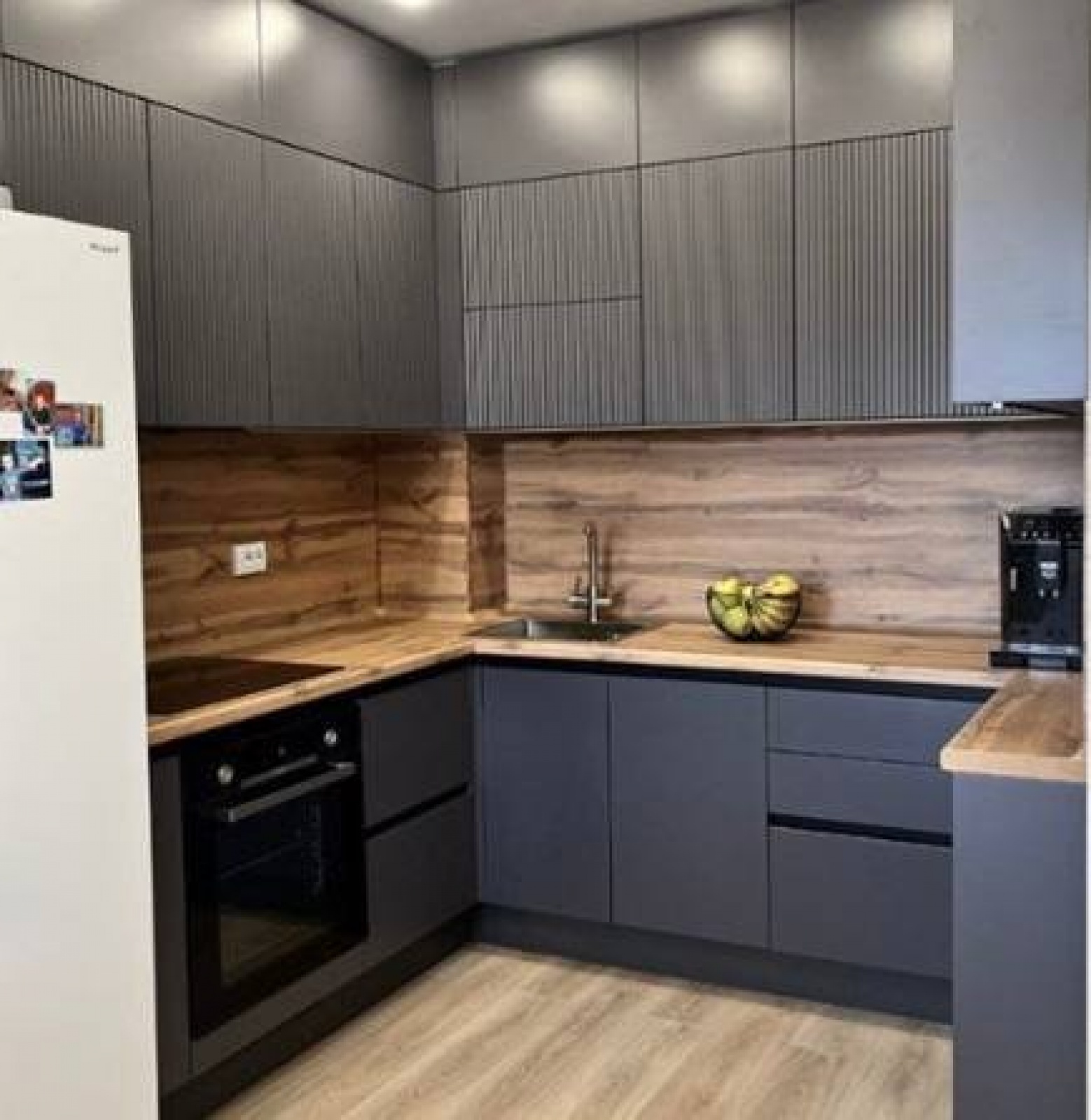 Антрацитовая минималистичная кухня с фрезеровкой и профилем Gola — реализовано в Новых Ватутинках