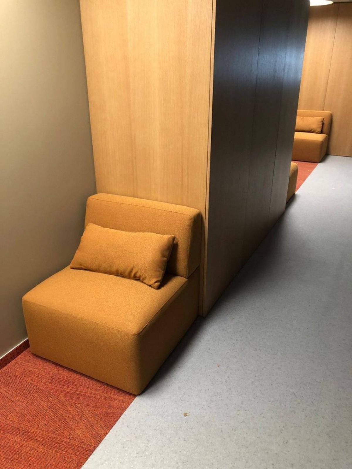 Эргономичное офисное кресло в классическом коричневом цвете