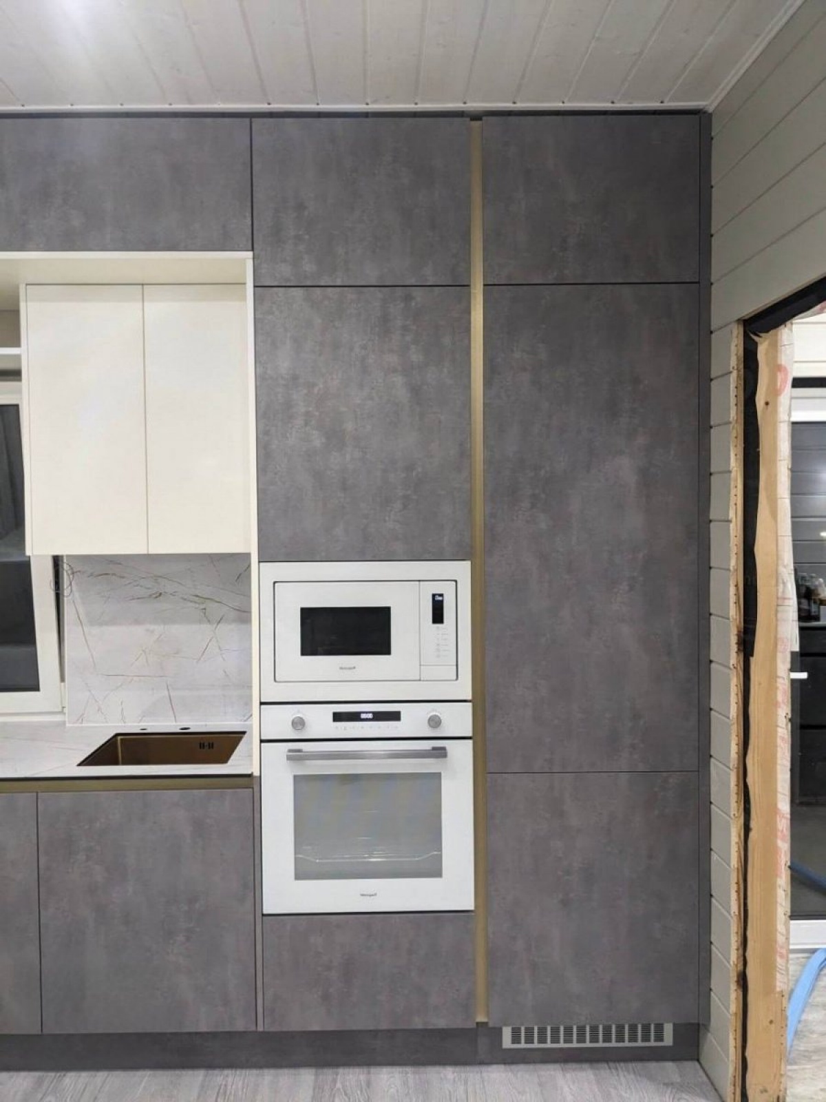 Угловая кухня с фасадами из МДФ в пленке и алюминиевым профилем Gola в Железнодорожном