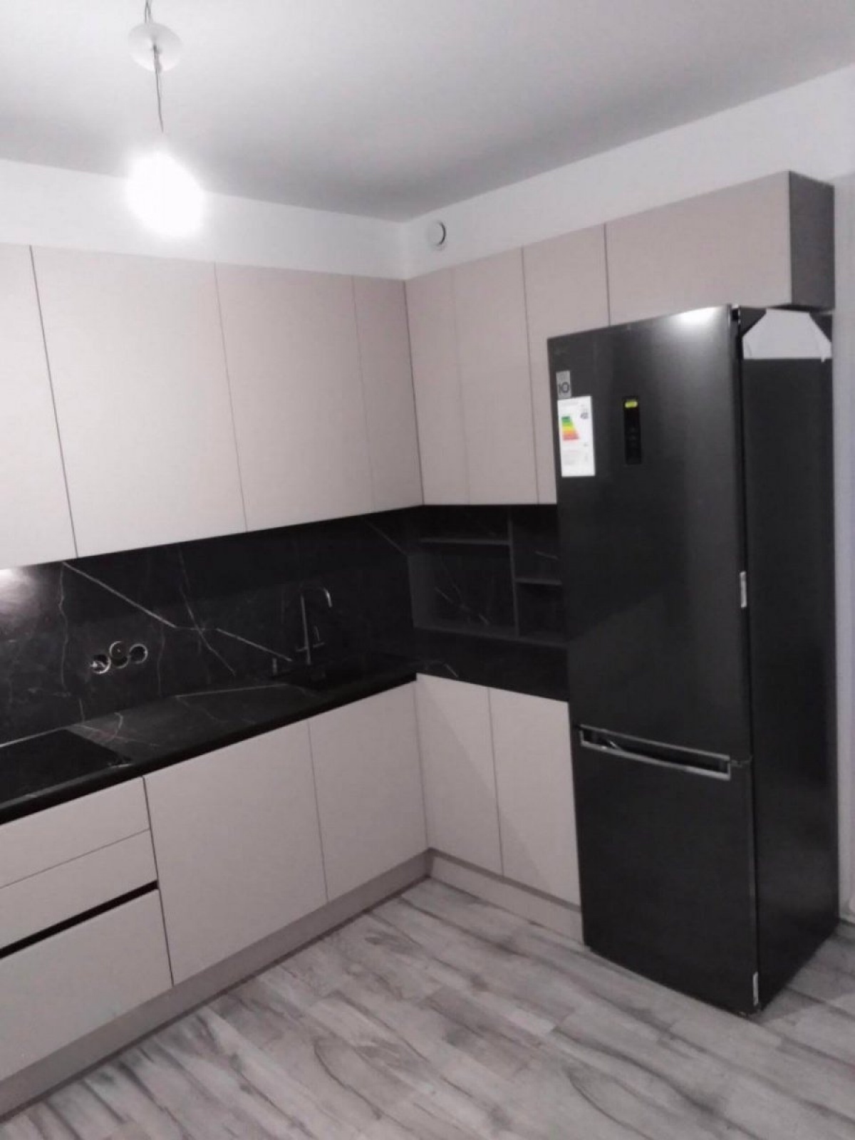 Современная кухня с фурнитурой Hettich в Краснознаменске