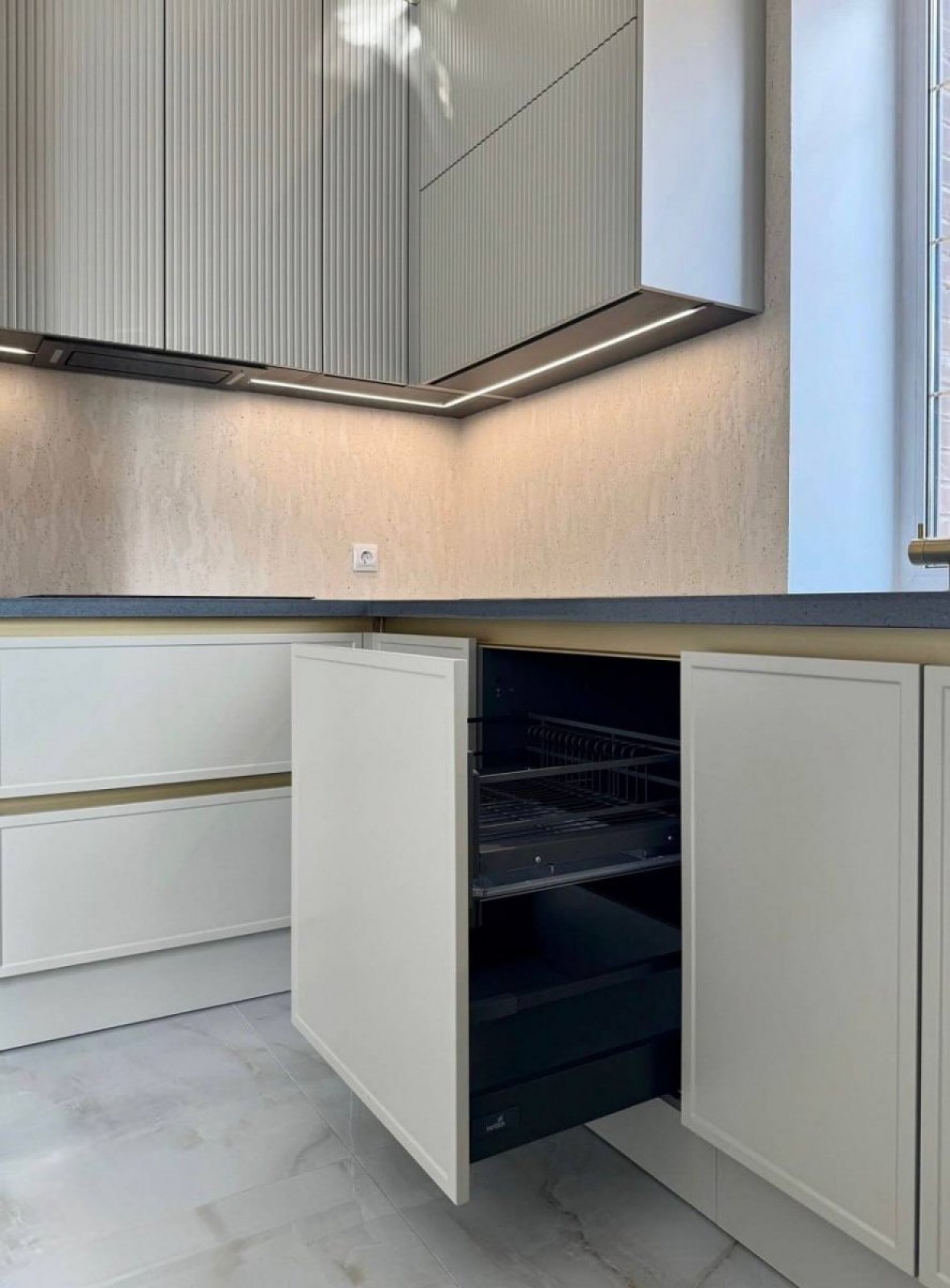 Современная кухня с акриловой столешницей и фасадами в эмали