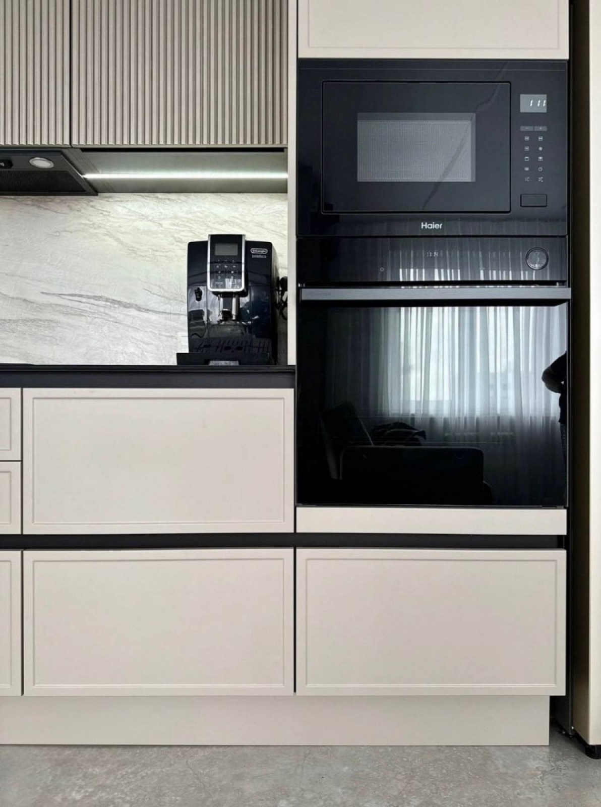 Современная кухня с фрезерованными фасадами МДФ в эмали в Волоколамске