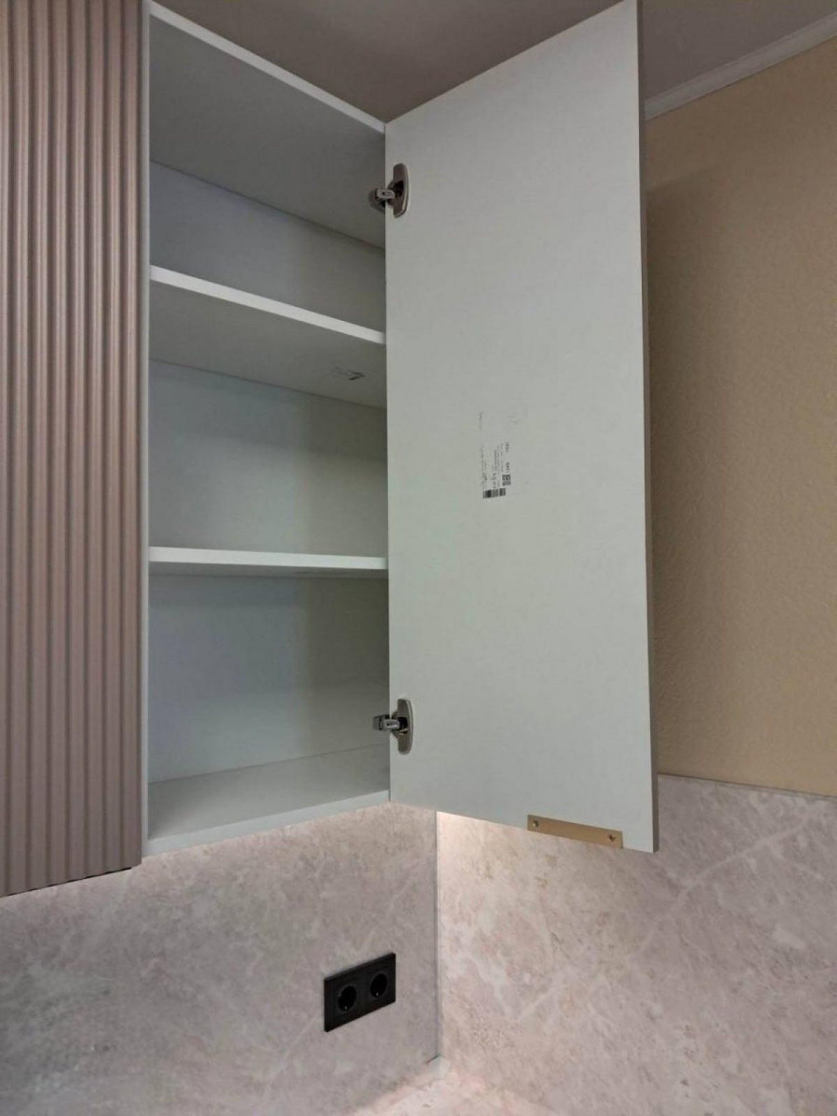 Кухонный гарнитур с фрезерованными фасадами и интегрированной LED-подсветкой