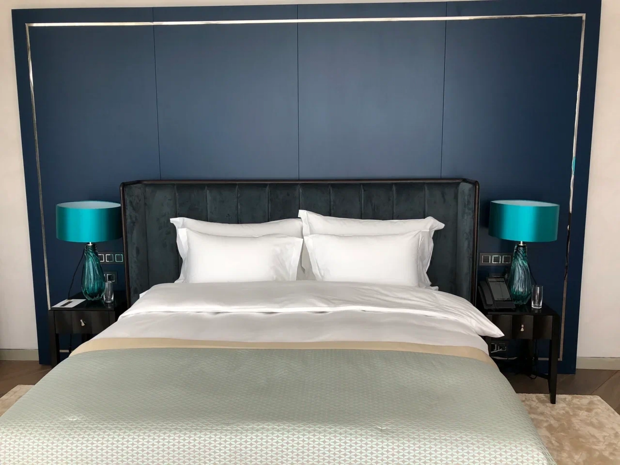 Двуспальная кровать с мягким изголовьем