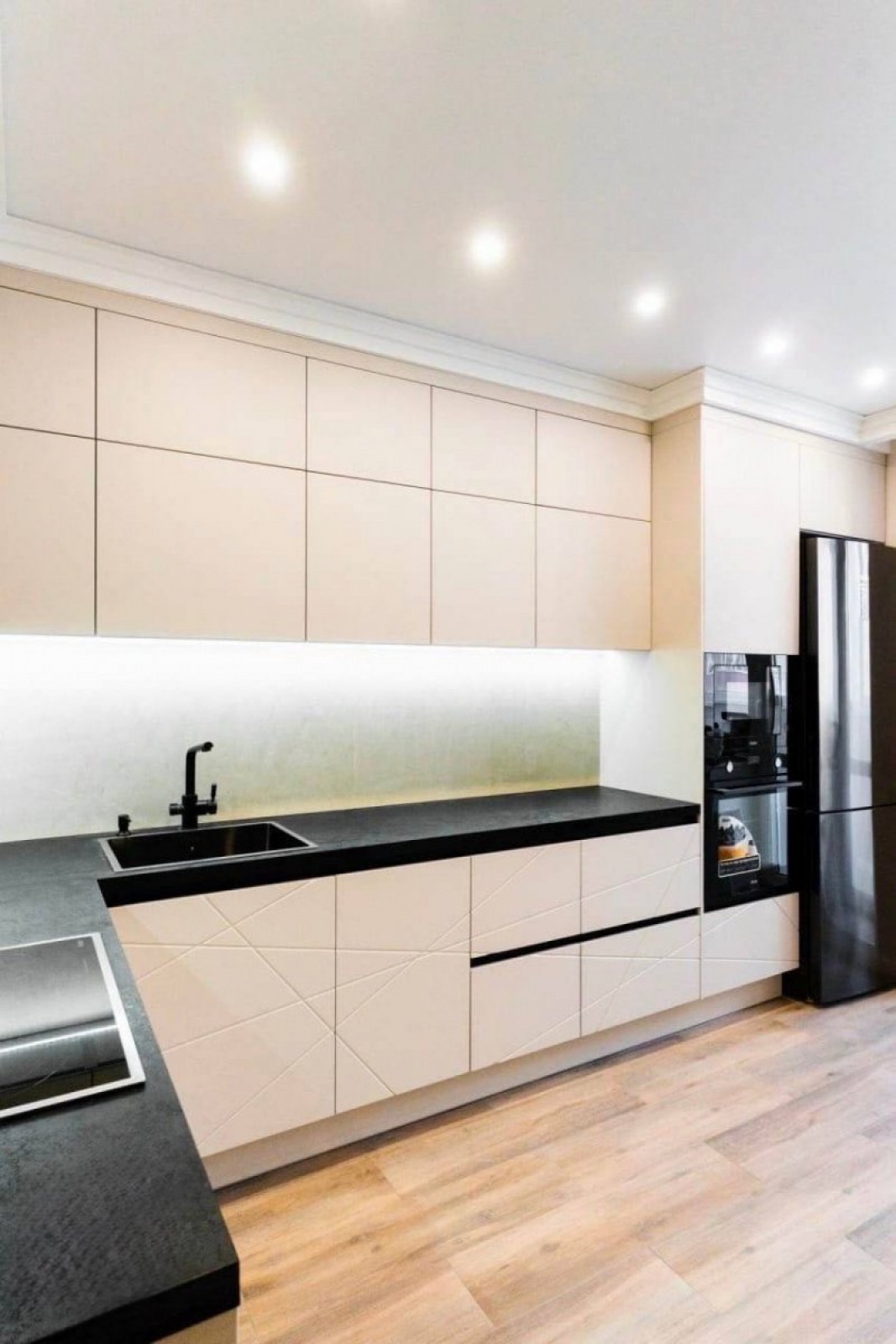 Угловая кухня - фасады из МДФ в эмали, корпус ЛДСП