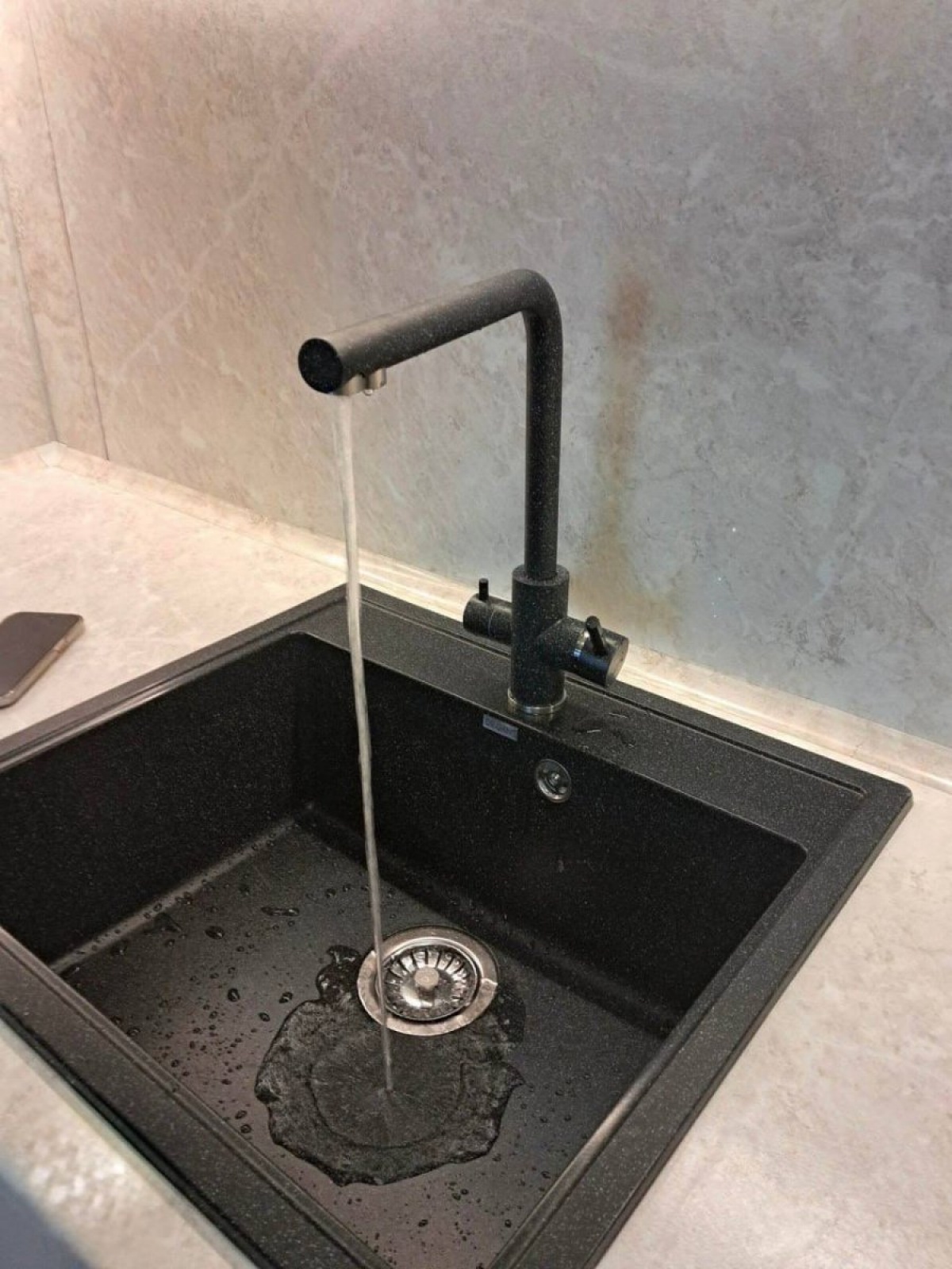 Кухонный гарнитур с фрезерованными фасадами и интегрированной LED-подсветкой