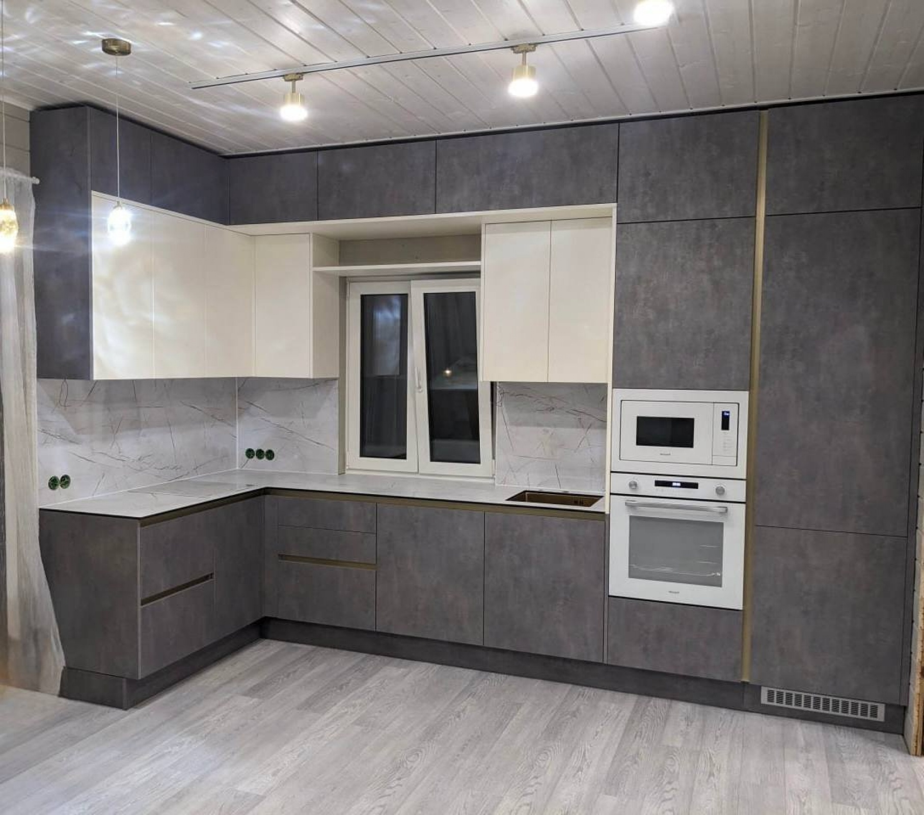 Угловая кухня с фасадами из МДФ в пленке и алюминиевым профилем Gola в Железнодорожном