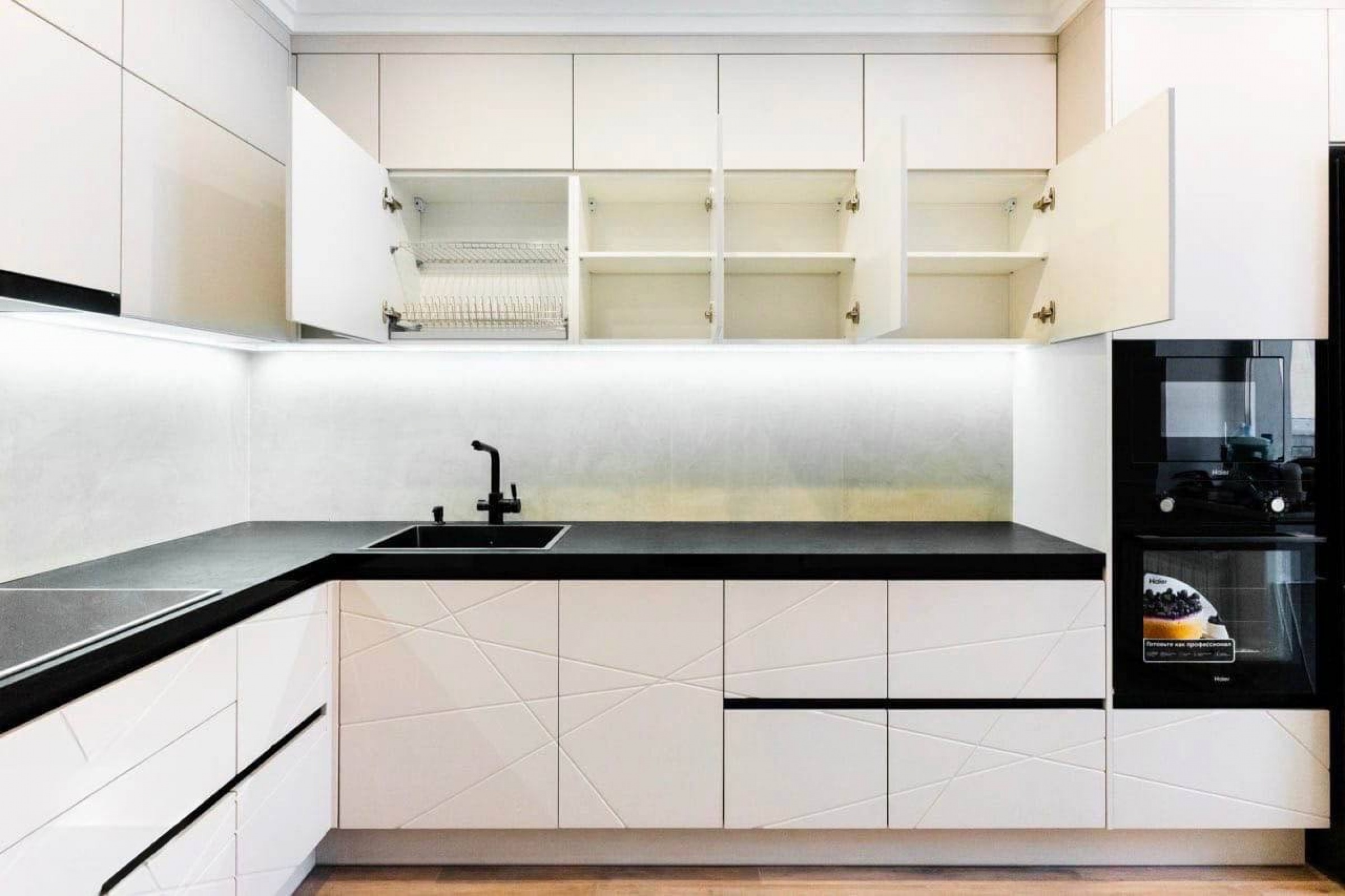 Угловая кухня - фасады из МДФ в эмали, корпус ЛДСП