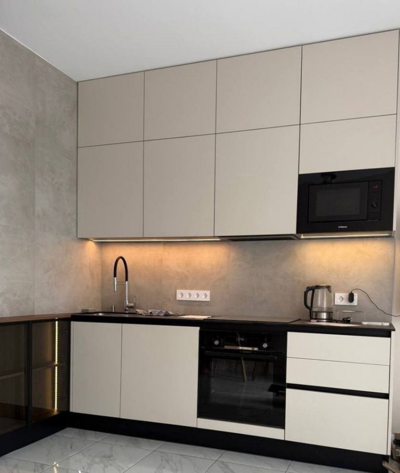 Кухня в городе Истра — тонированное стекло в алюминии, профиль Gola и мягкая подсветка