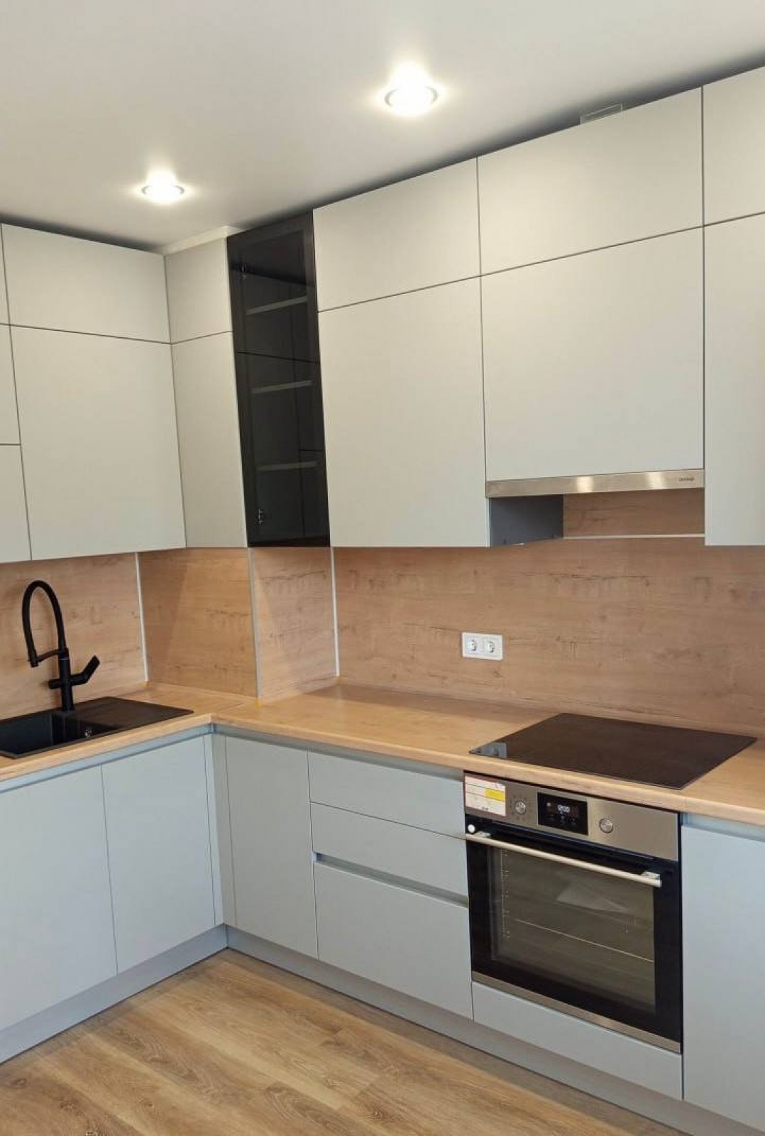 Угловая кухня с профилем Gola и механизмом Push to Open