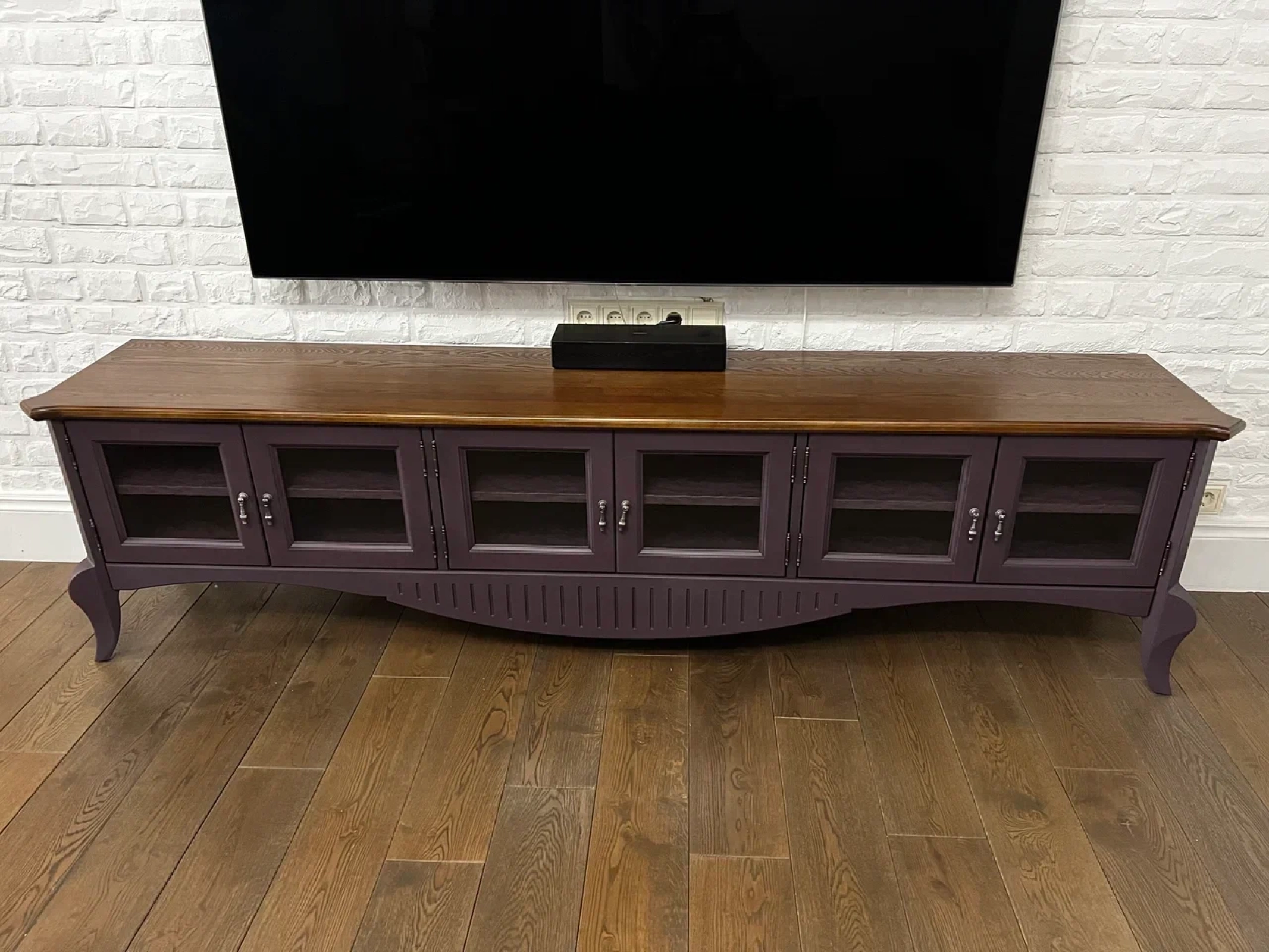 Тумба под ТВ с ретро-дизайном и стеклянными дверцами