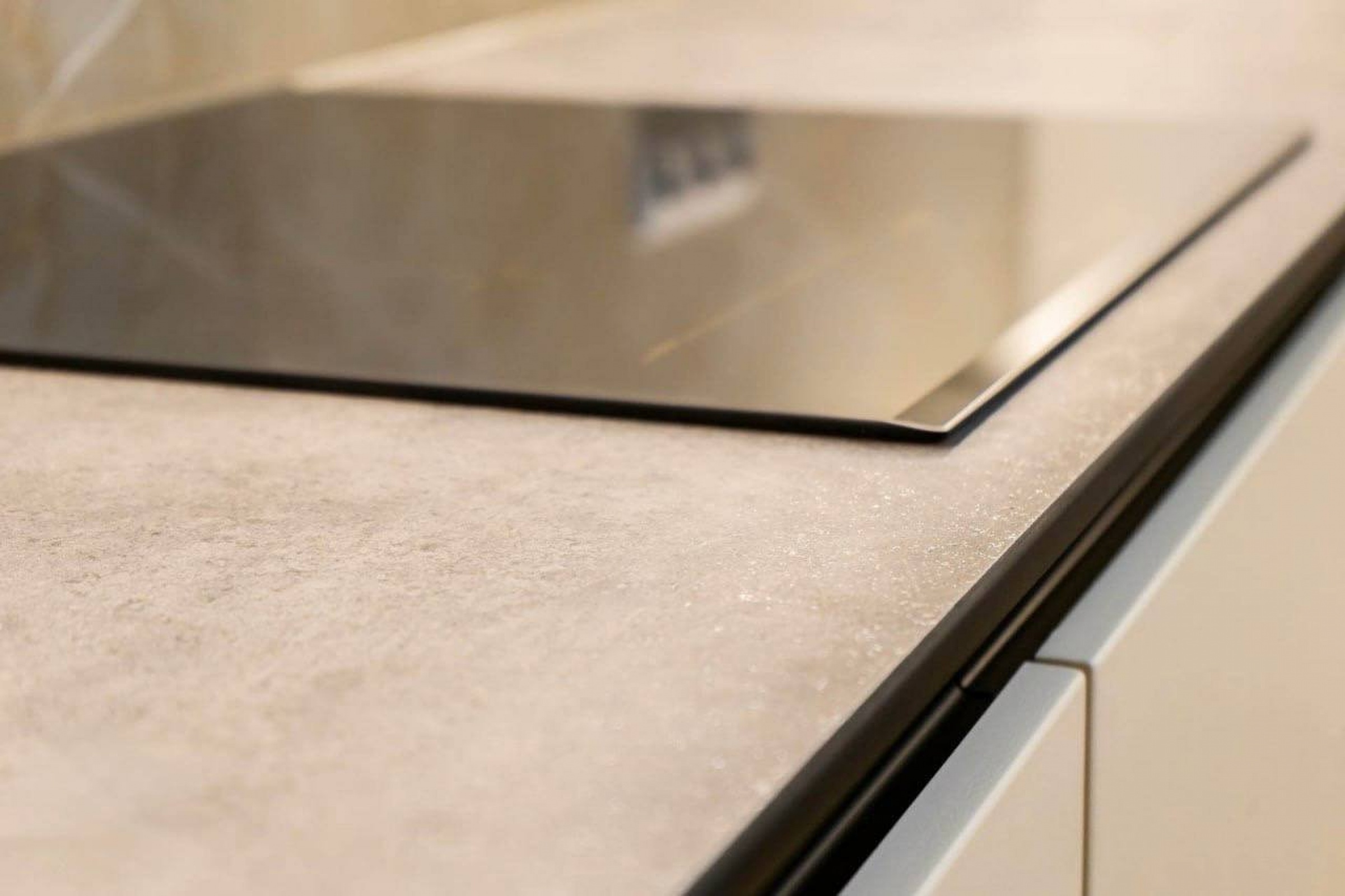 Угловая кухня с фасадами из МДФ в эмали и ручками Gola