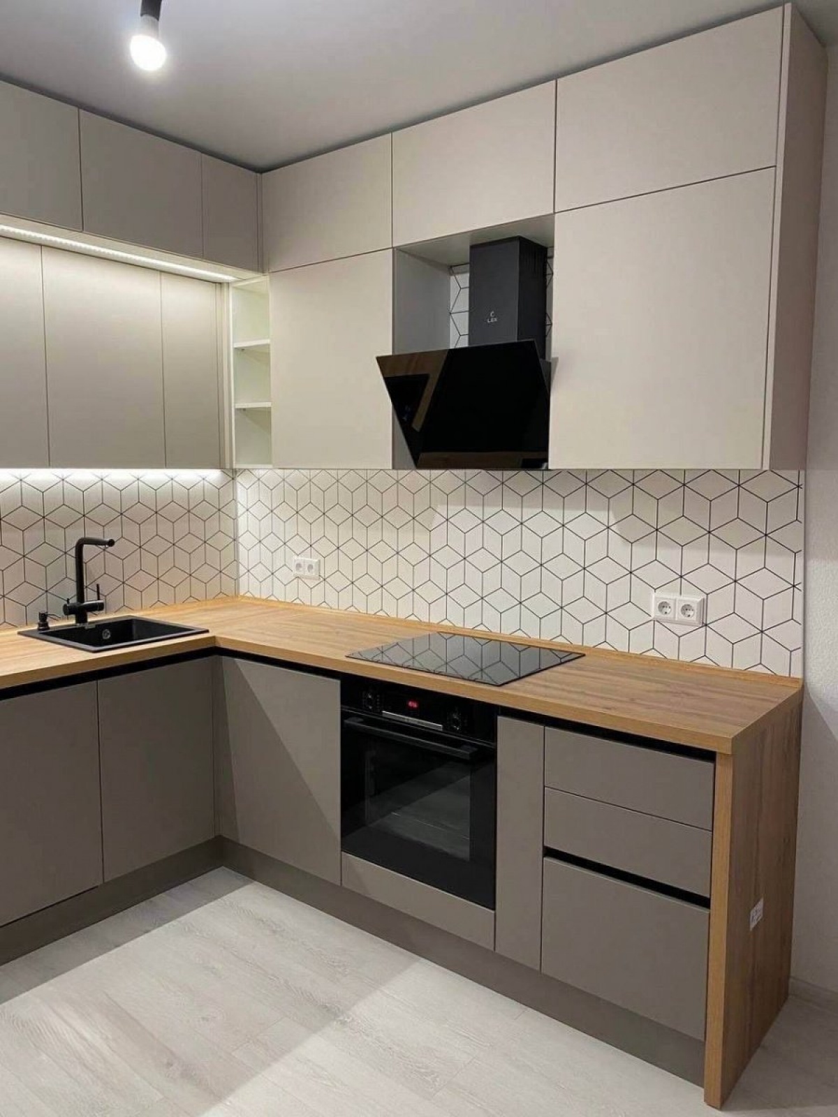 Угловая кухня с подсветкой и профилем Gola в Люберцах