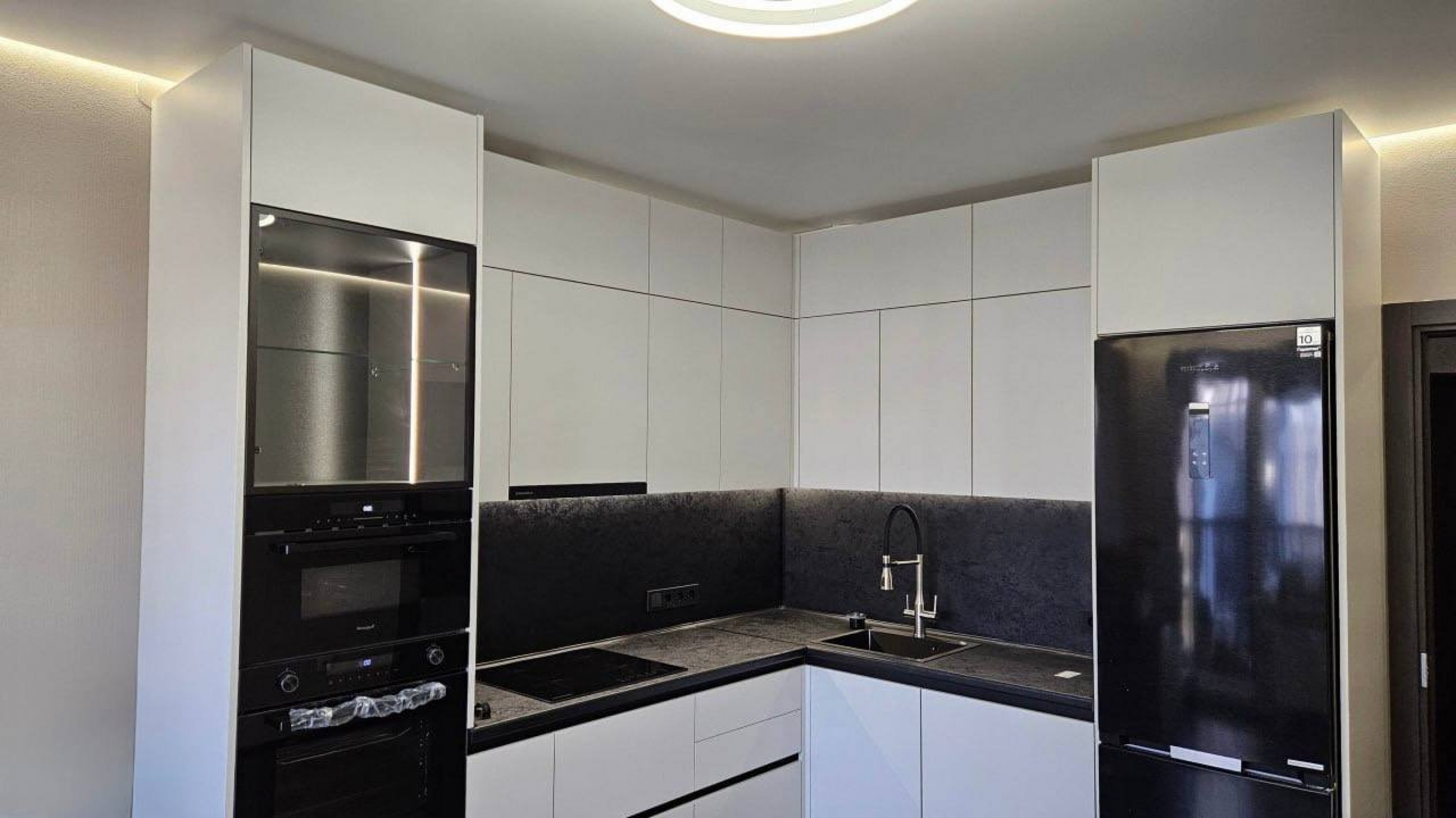 Угловая кухня с фасадами из МДФ в пленке в Воскресенске