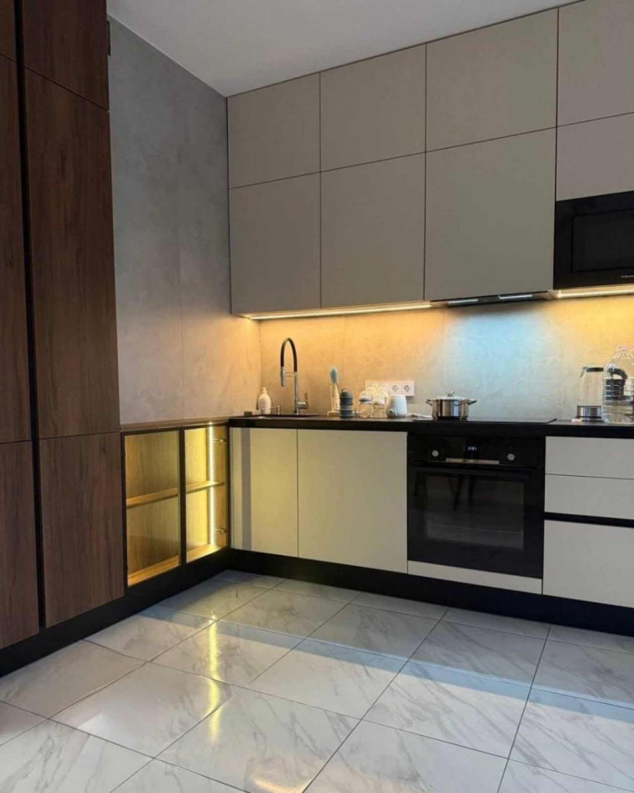 Кухня в городе Истра — тонированное стекло в алюминии, профиль Gola и мягкая подсветка