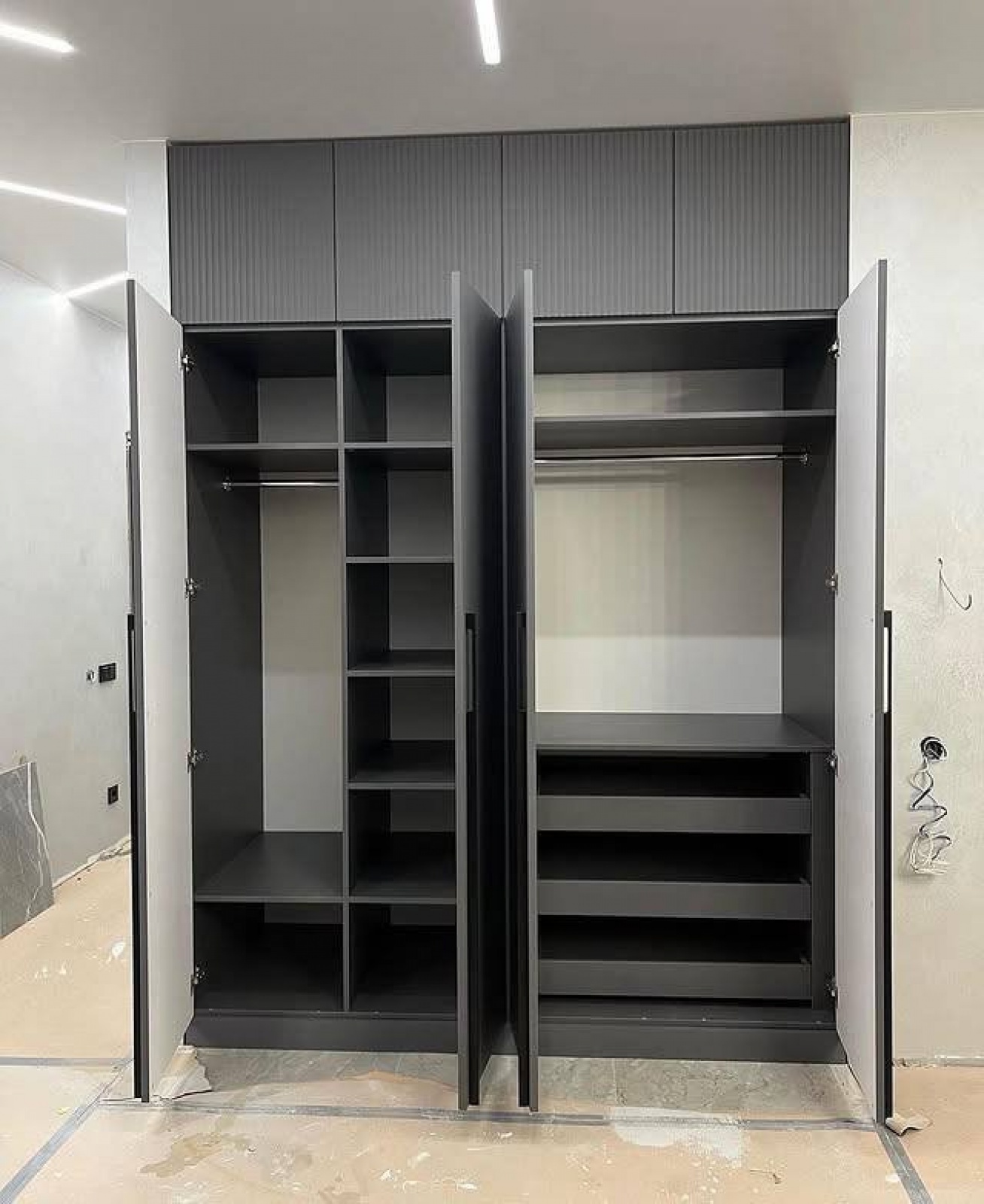 Распашной шкаф в прихожую — МДФ графит, Hettich, Долгопрудный