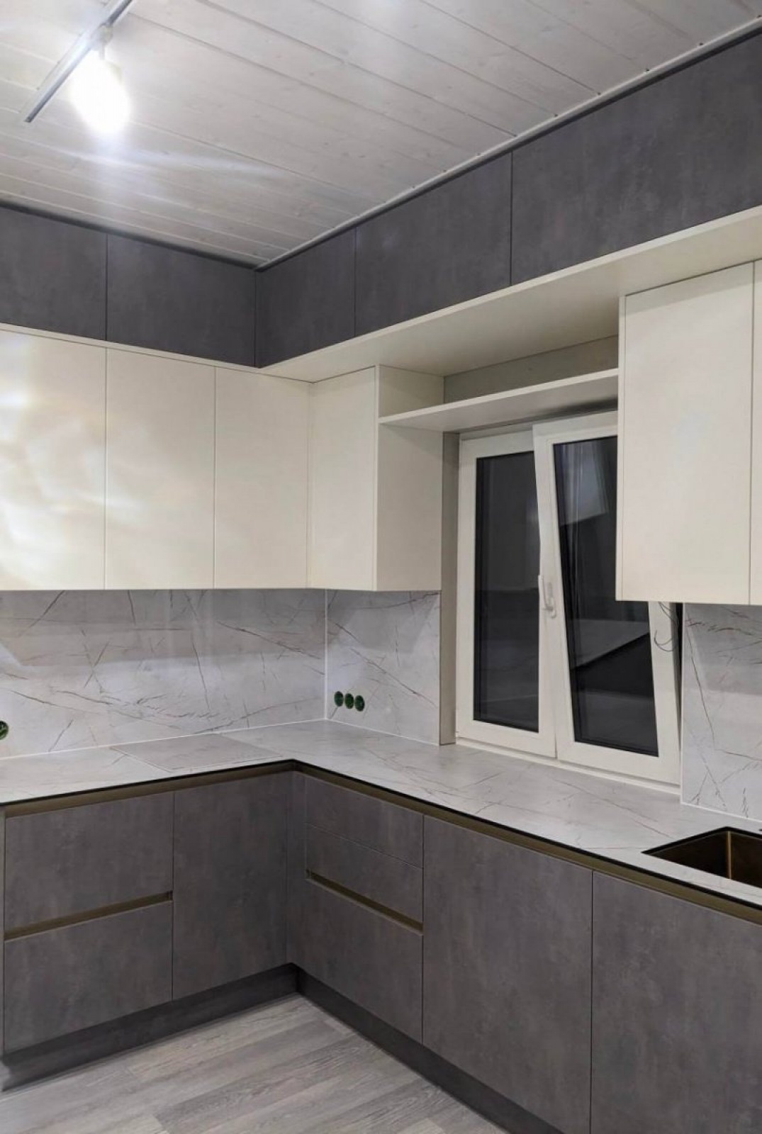 Угловая кухня с фасадами из МДФ в пленке и алюминиевым профилем Gola в Железнодорожном