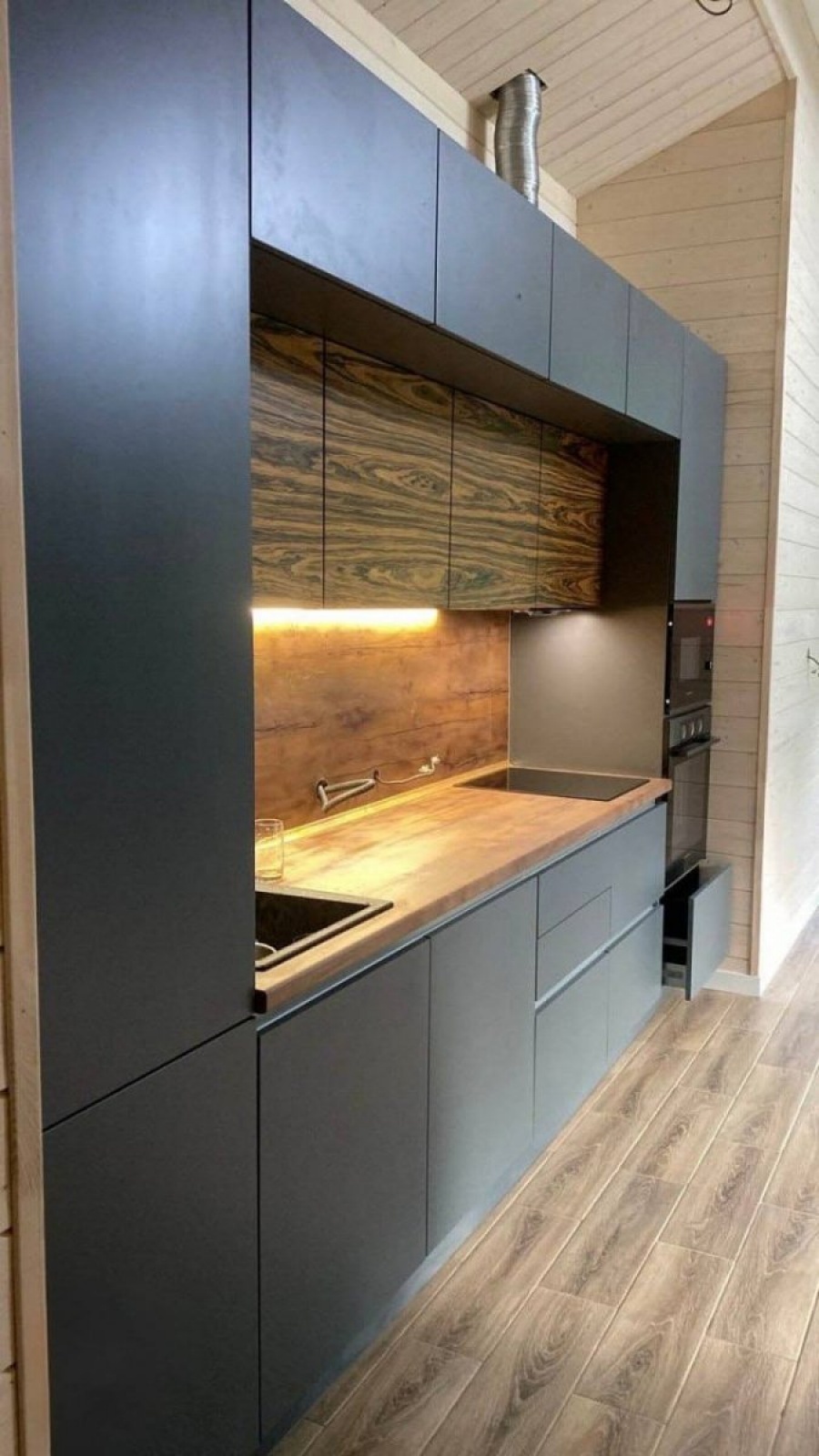 Современная кухня с фасадами в эмали и натуральном шпоне