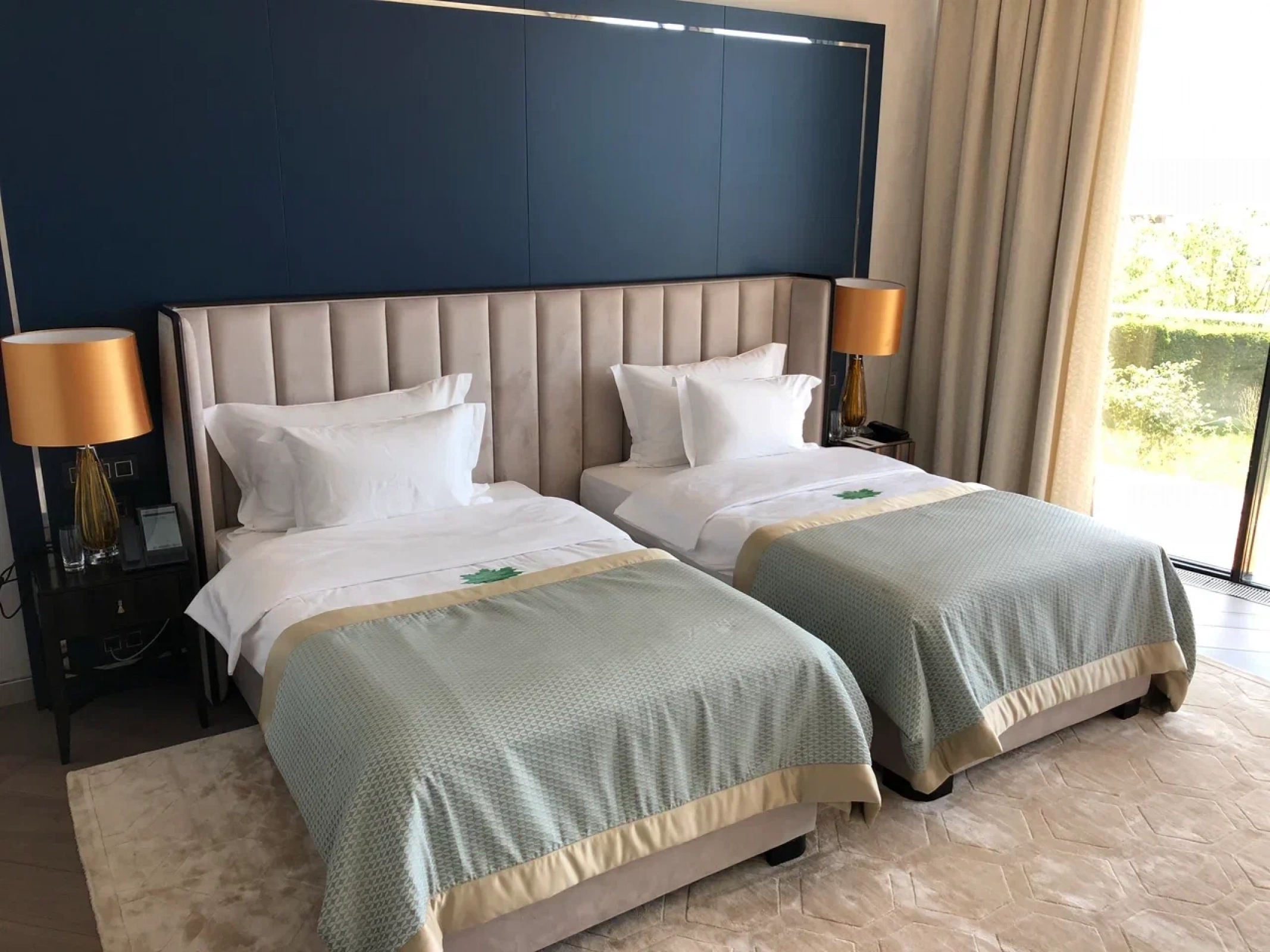 Двуспальная кровать с мягким изголовьем