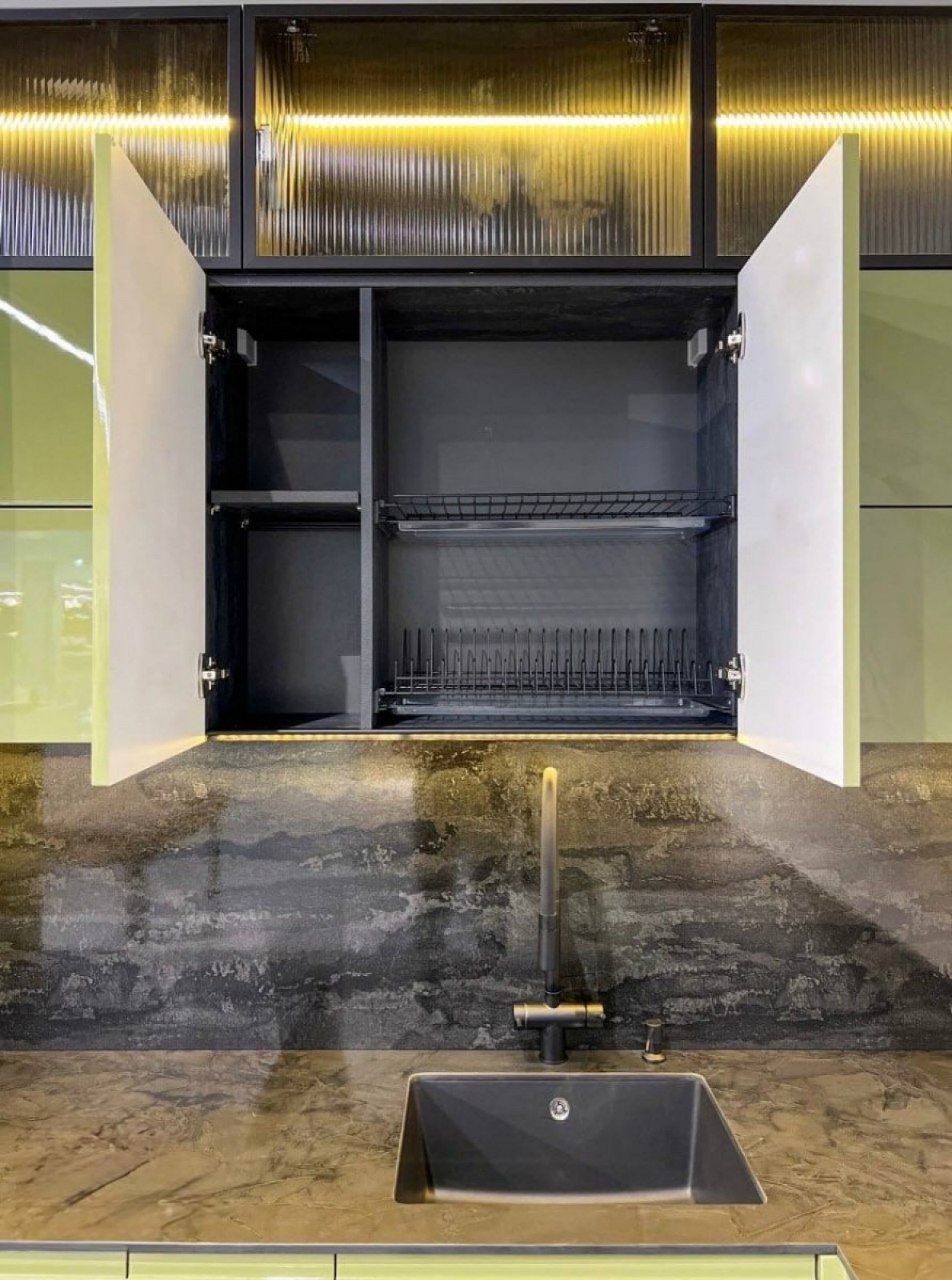 Угловая кухня 3000×3000×2596 мм — стекло + глянец RAL 6013, профиль Gola