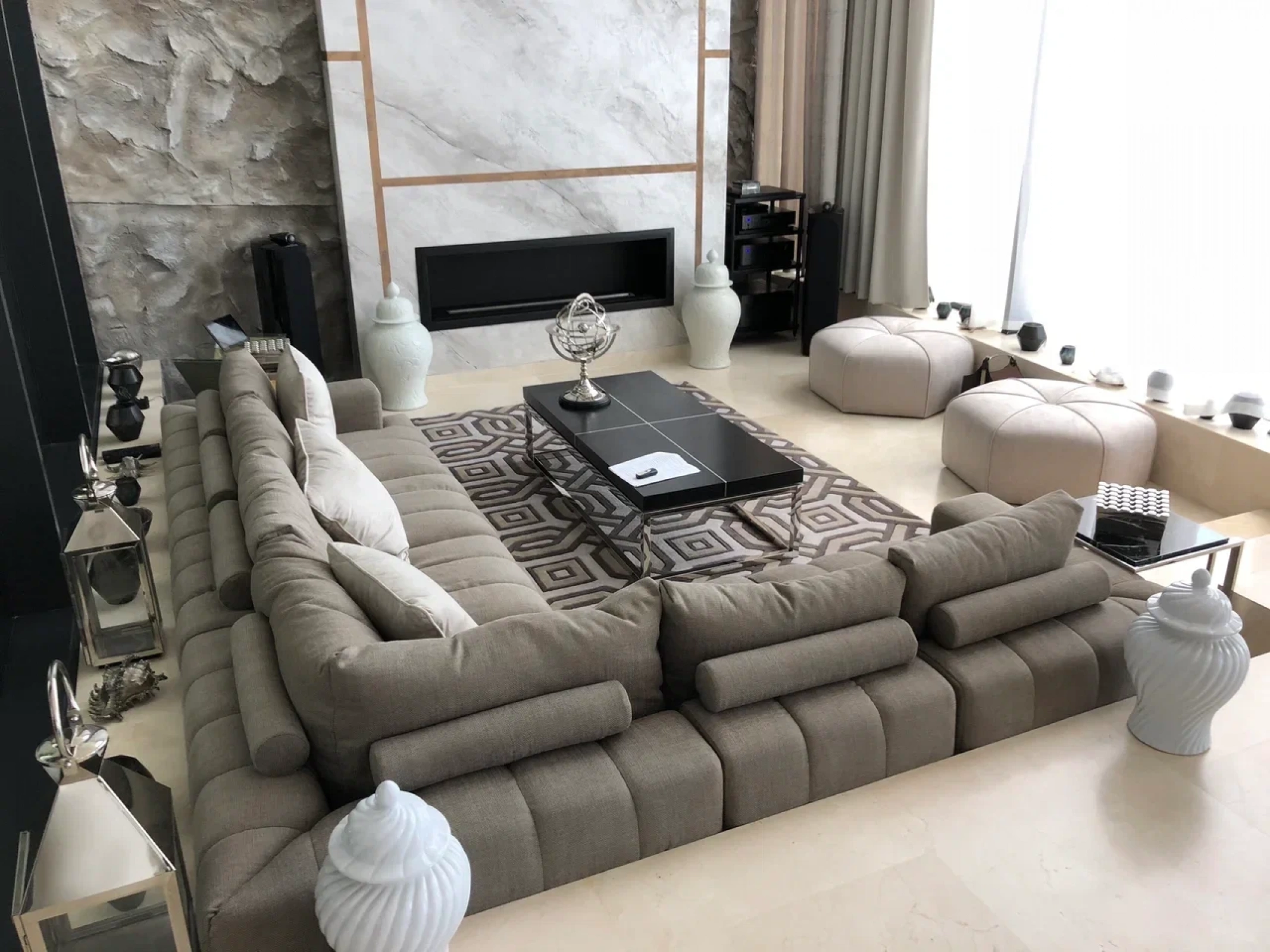 Угловой серый диван, современный дизайн и максимальный комфорт