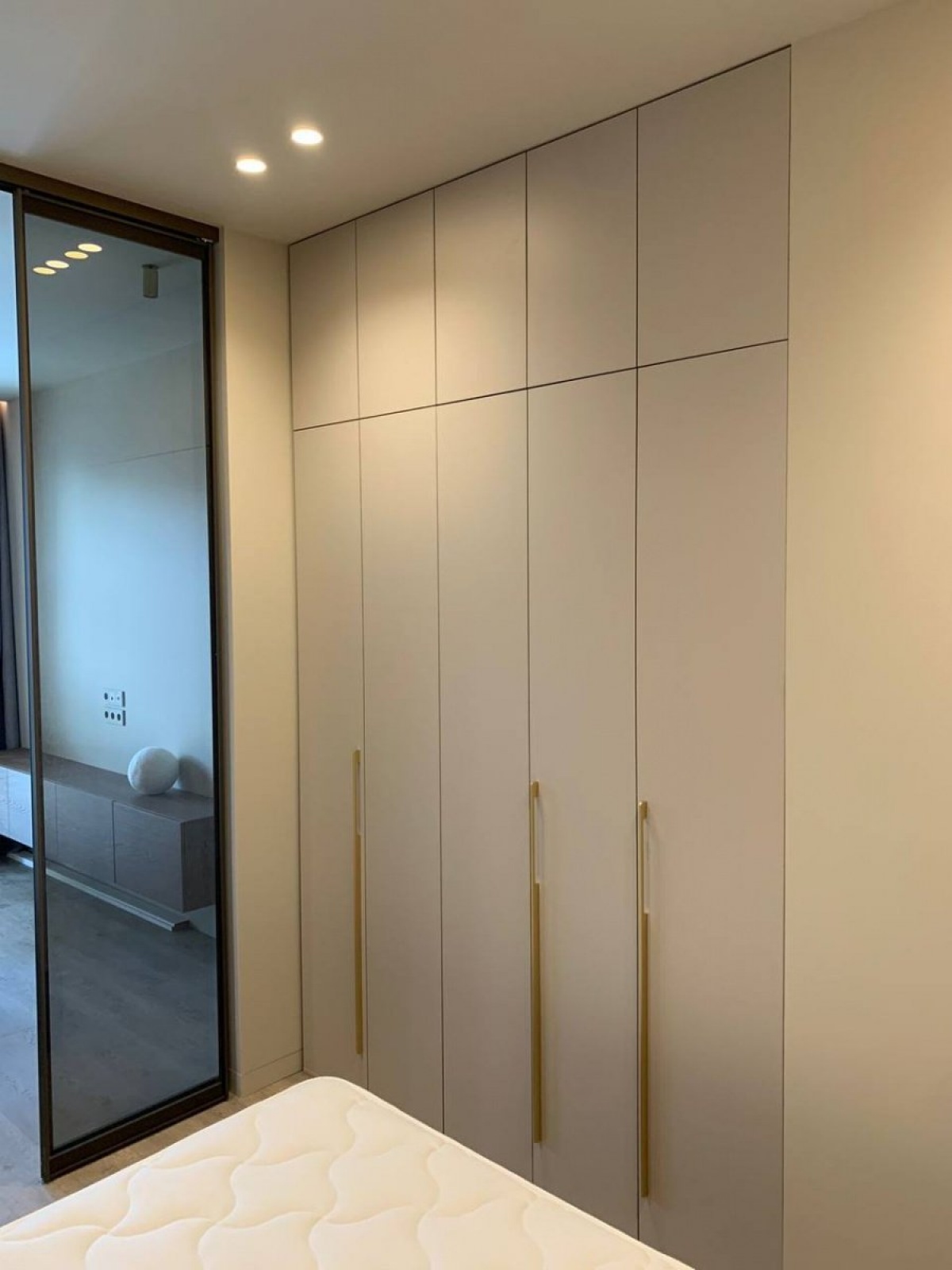 Распашной шкаф с антресолью на заказ в Королёве — фасады в ПВХ‑плёнке