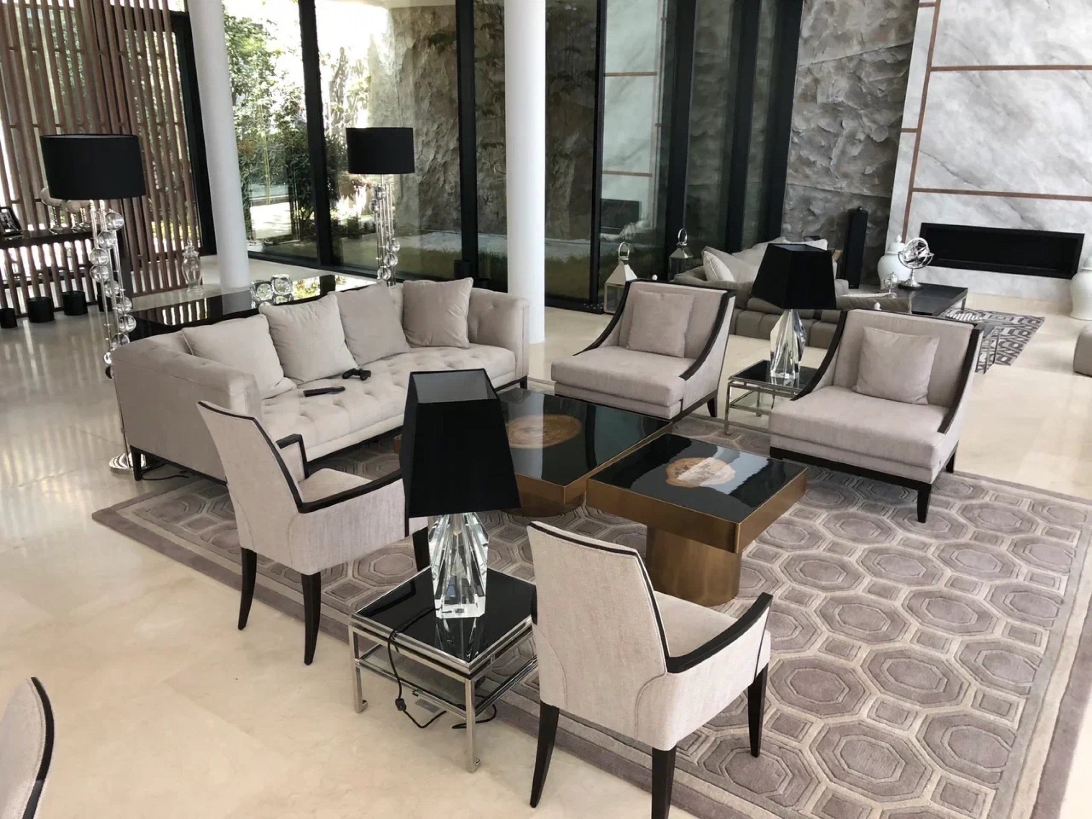 Комплект современной гостиной мебели с дизайнерским журнальным столиком и мягким диваном