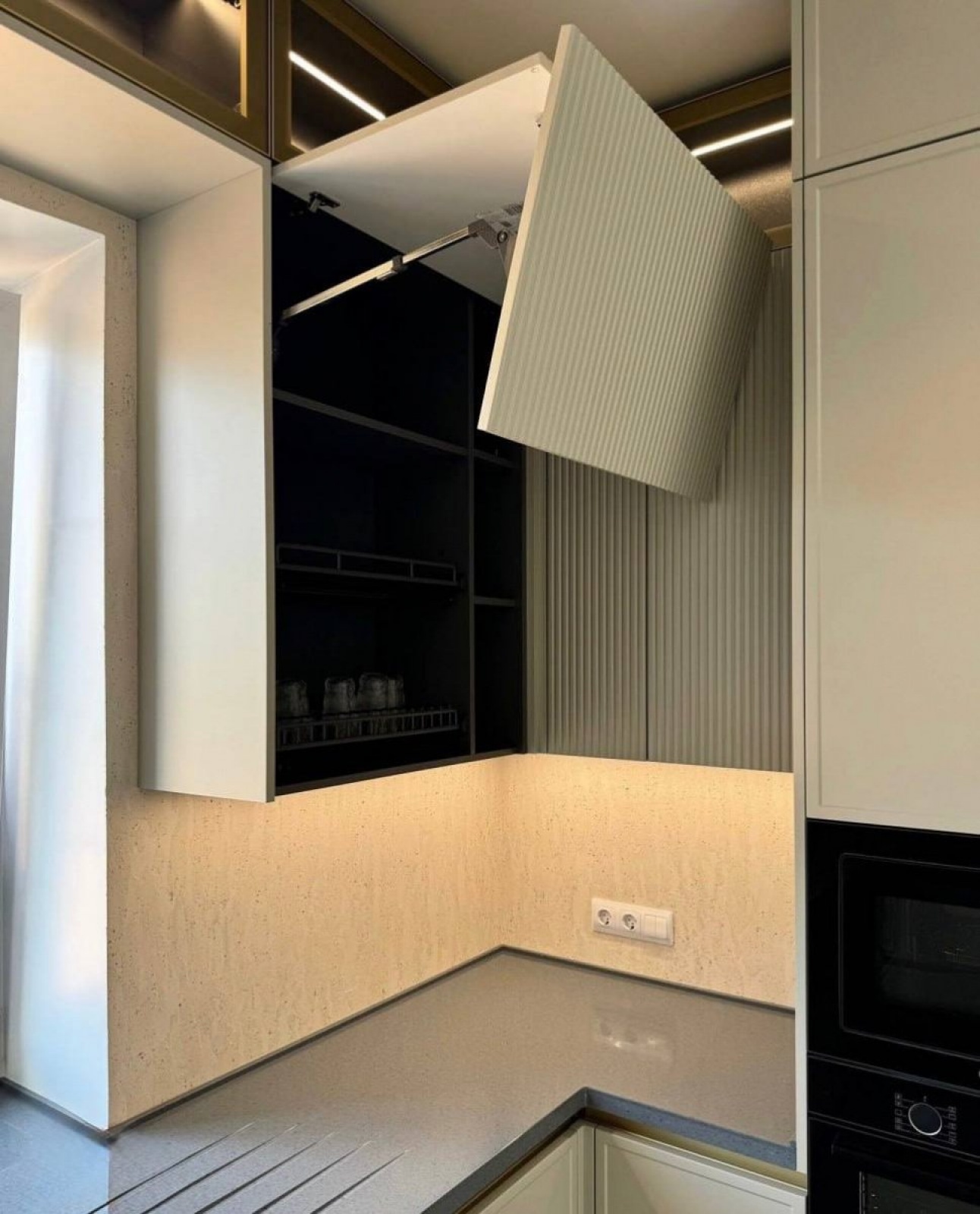 Современная кухня с акриловой столешницей и фасадами в эмали