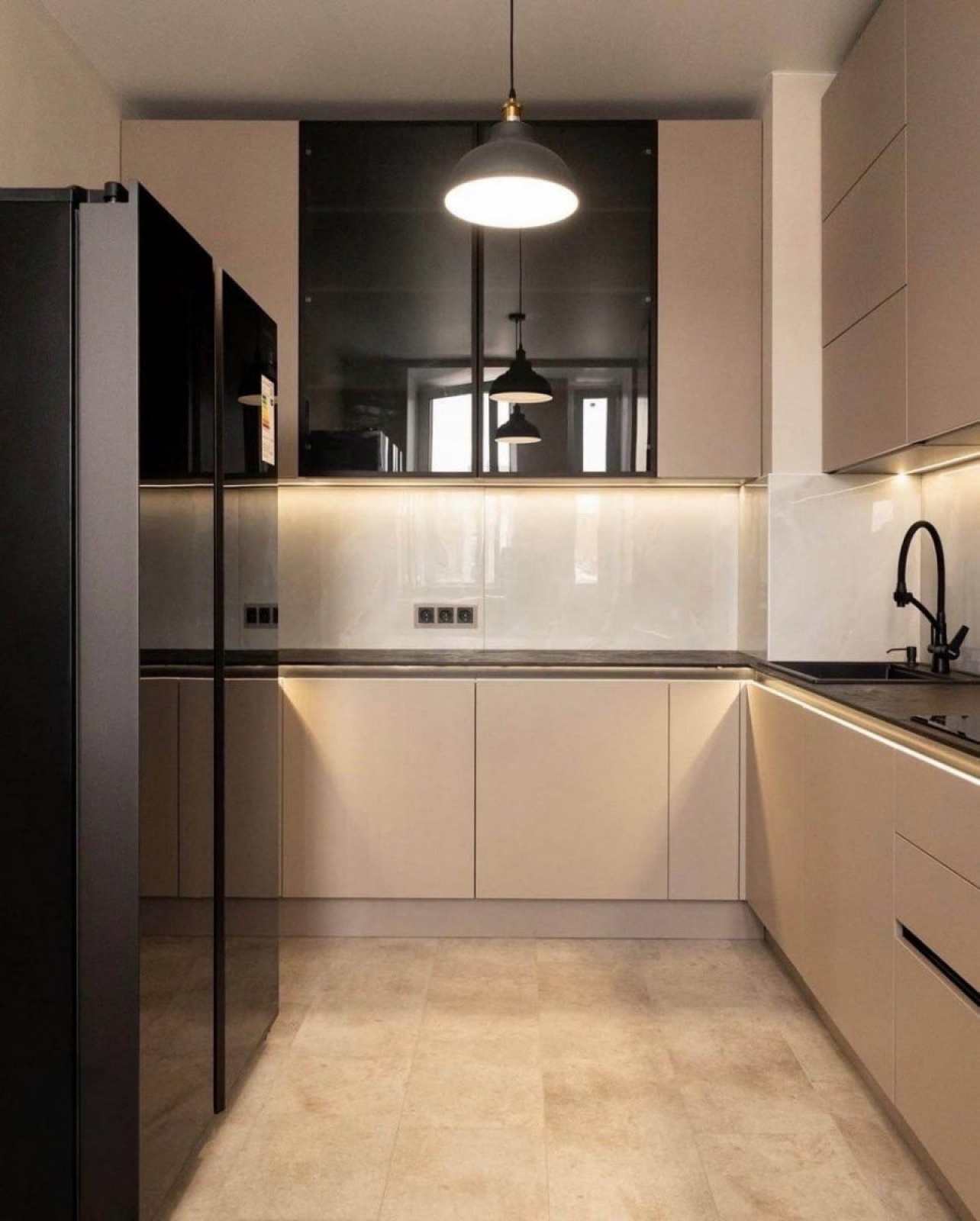 Угловая кухня с фасадами из МДФ в эмали