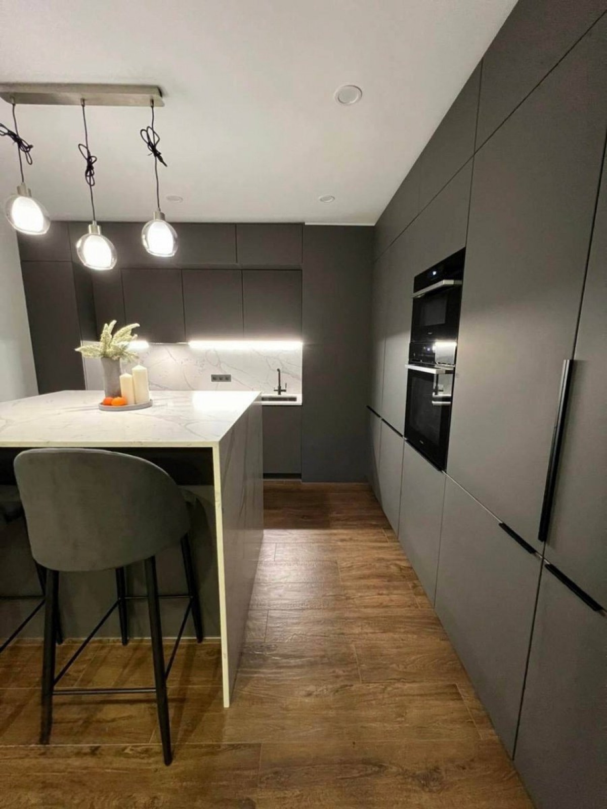 Современная кухня с фасадами из шпона и столешницей из кварцевого агломерата Calacata