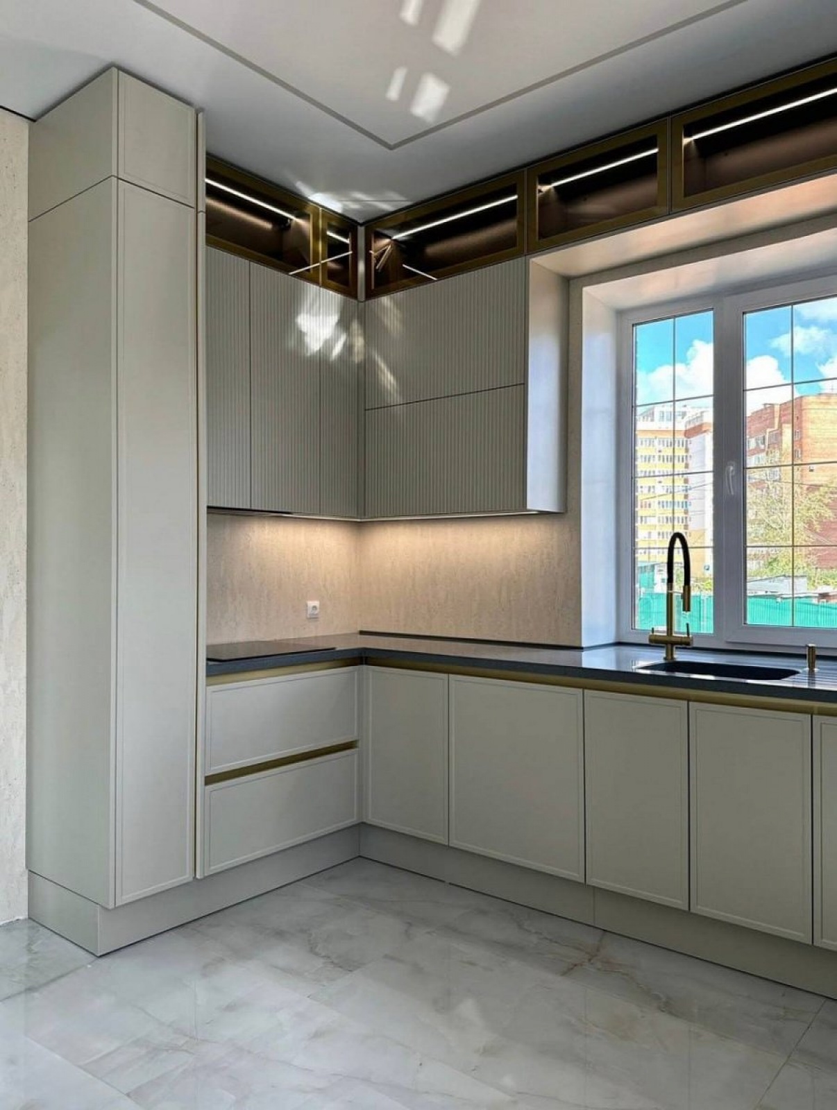 Современная кухня с акриловой столешницей и фасадами в эмали