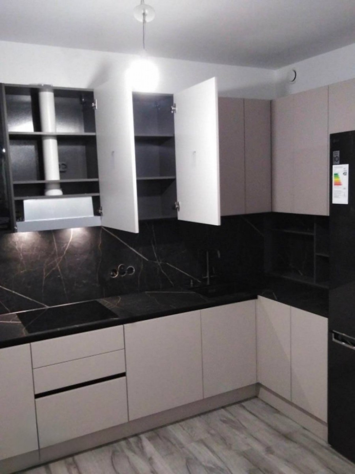 Современная кухня с фурнитурой Hettich в Краснознаменске