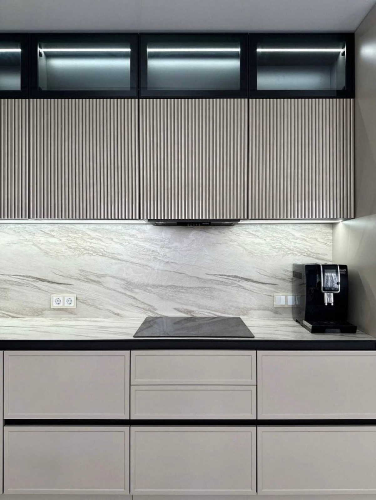 Современная кухня с фрезерованными фасадами МДФ в эмали в Волоколамске