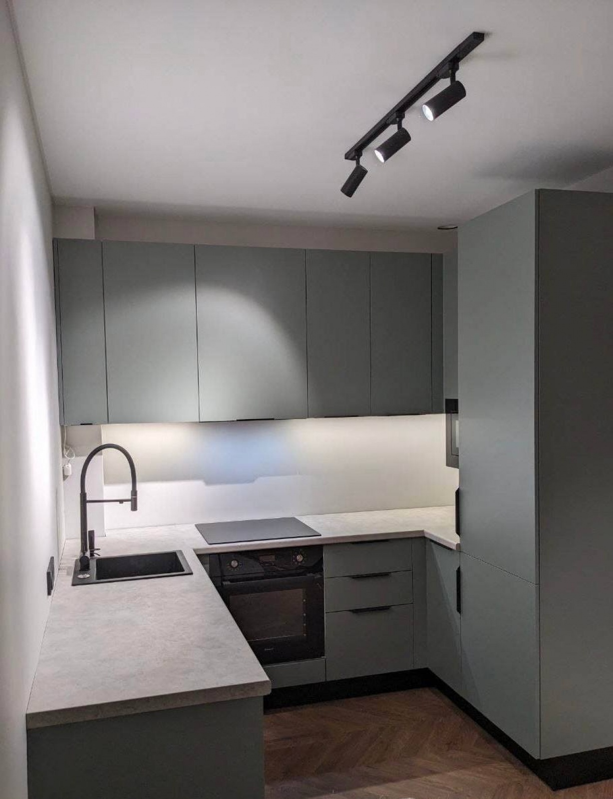 Современная кухня из МДФ в пленке с немецкой фурнитурой — изготовление по индивидуальным размерам