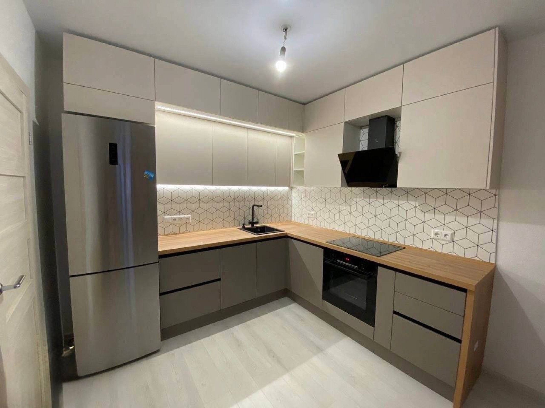 Угловая кухня с подсветкой и профилем Gola в Люберцах